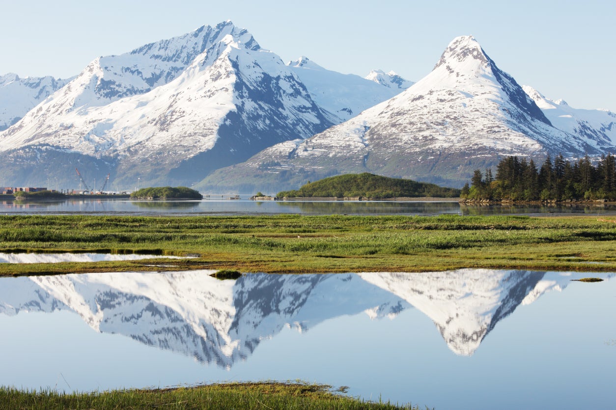 An alternative to the Richardson Highway is the road between Valdez and Anchorage