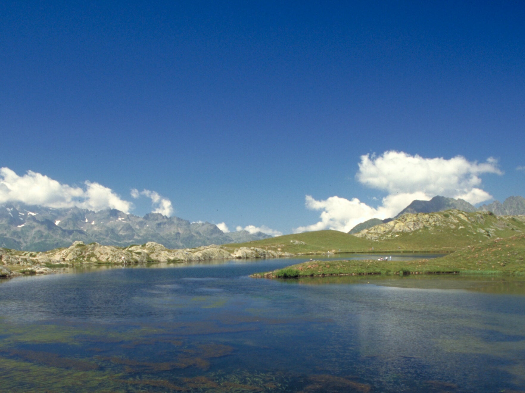 Alpe d’Huez offers beautiful mountain vistas