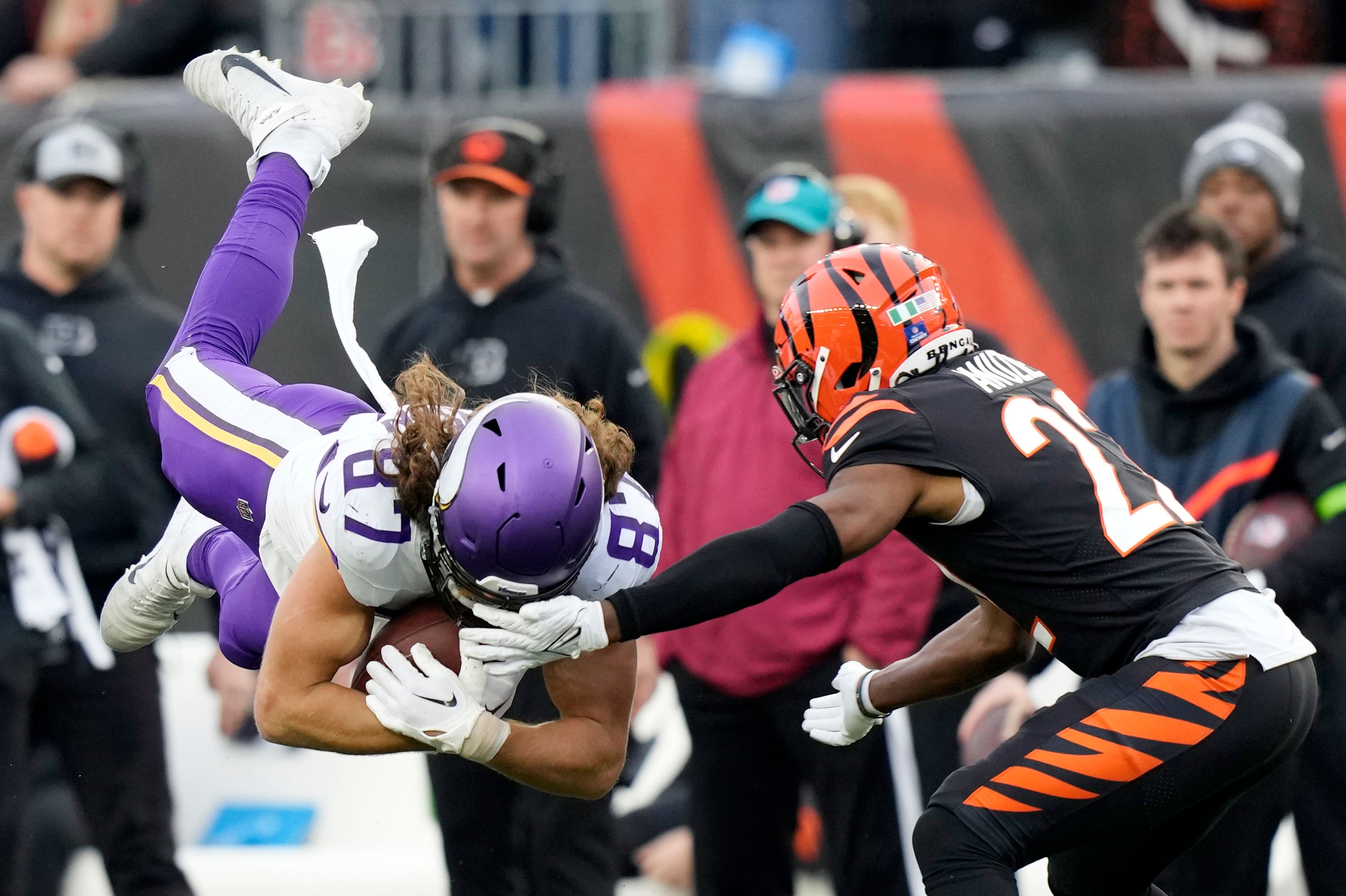 Minnesota Vikings tight end TJ Hockenson makes a catch next to Cincinnati Bengals cornerback Mike Hilton (Carolyn Kaster/AP)