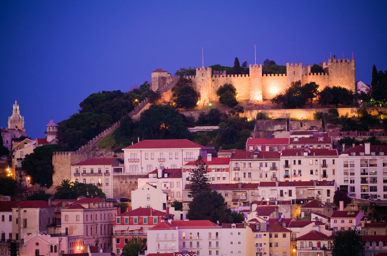 The oldest fortifications on the castle site date back to the 2nd century