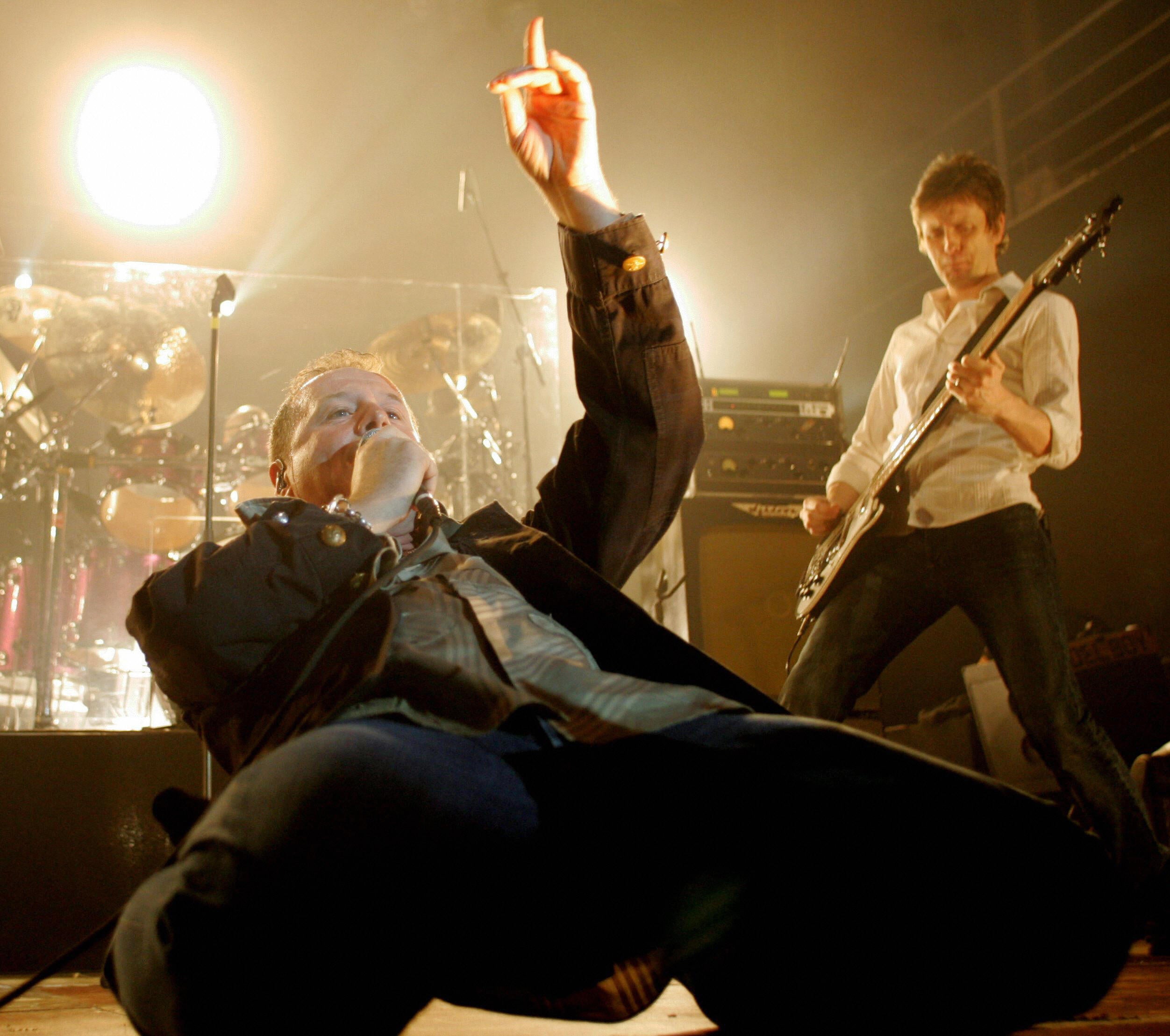 Jim Kerr on stage in 2006 in Bremen, Germany