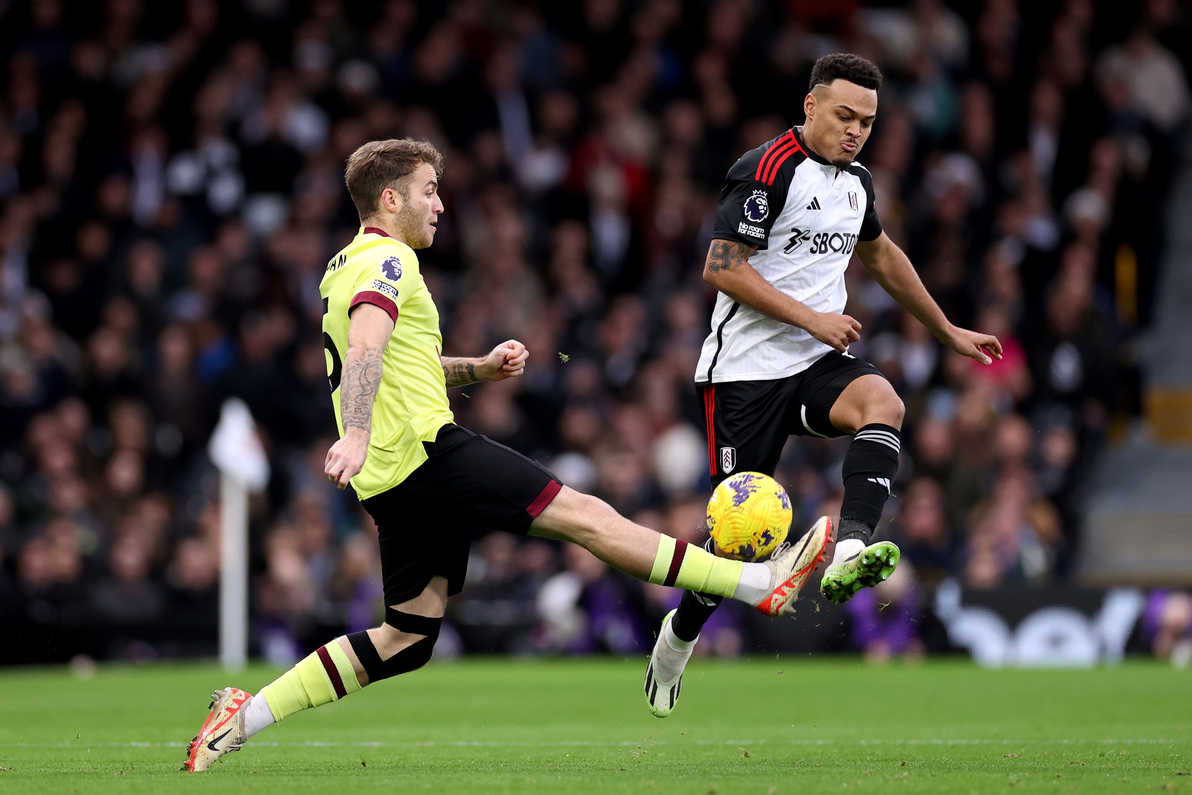 Jordan Beyer of Burnley challenges for the ball with Rodrigo Muniz of Fulham