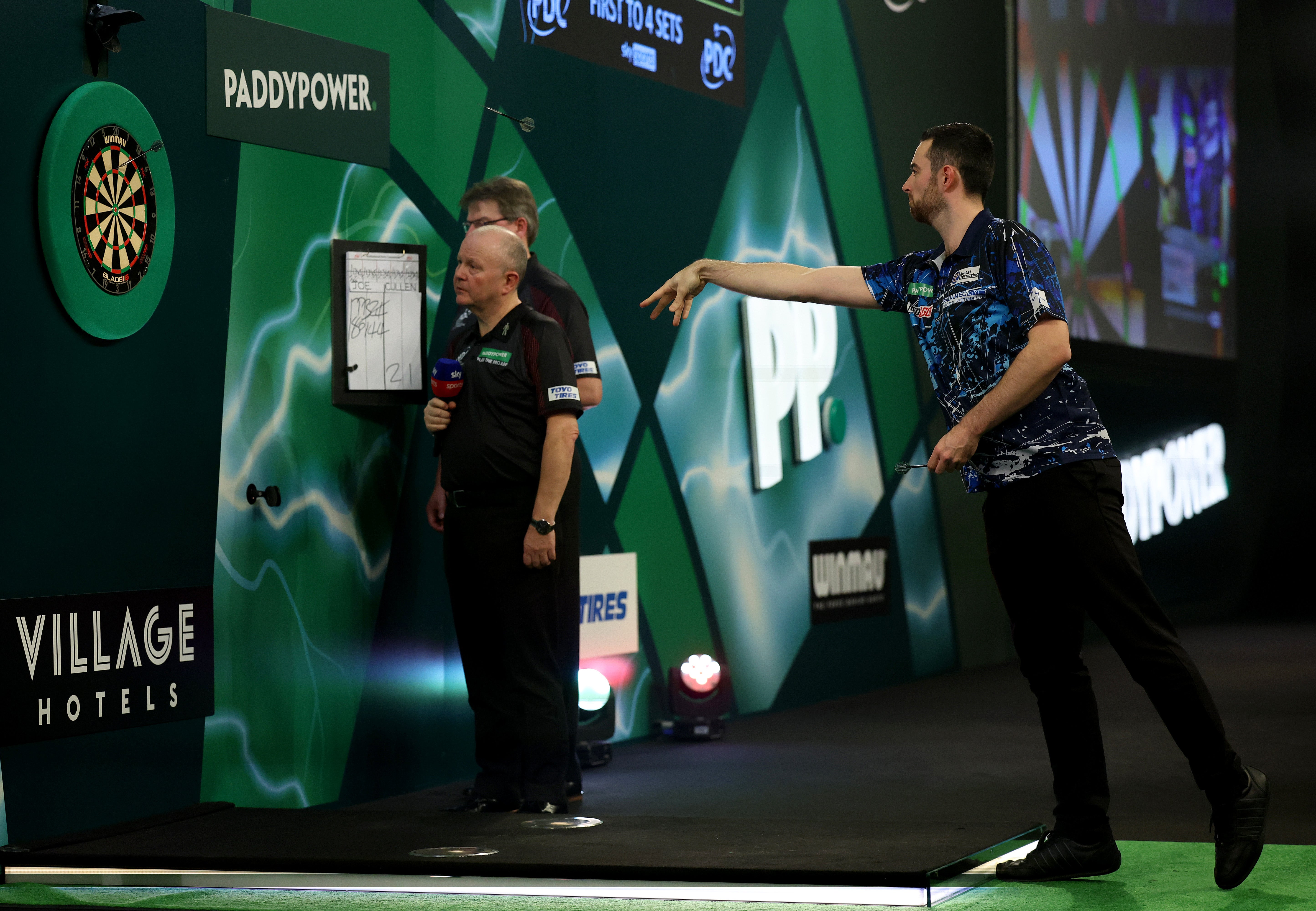 Luke Humphries clinched a thriller against Joe Cullen to reach the last eight