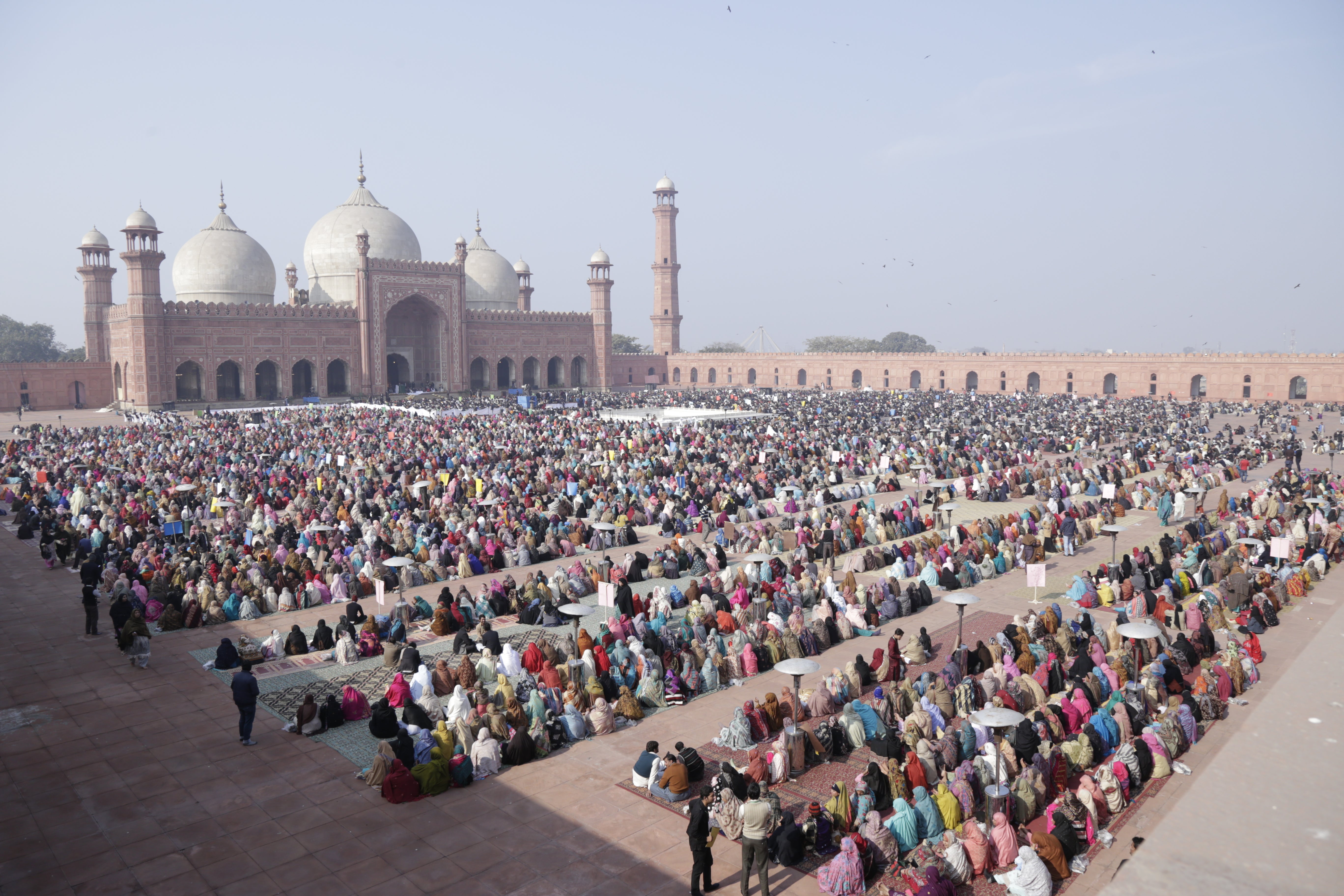 Thousands of borrowers gather at the Grand Mosque Lahore