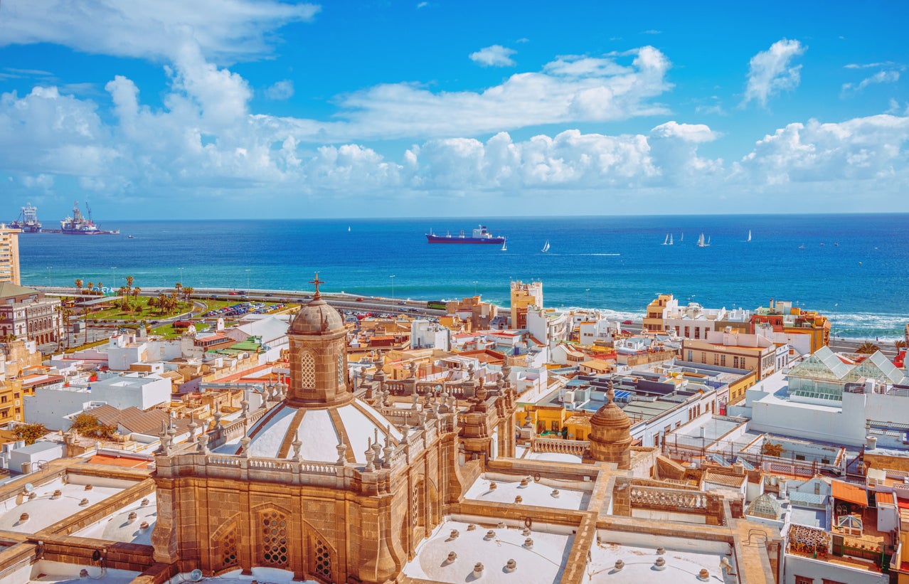 Looking out over the old town and waterfront of Las Palmas de Gran Canaria