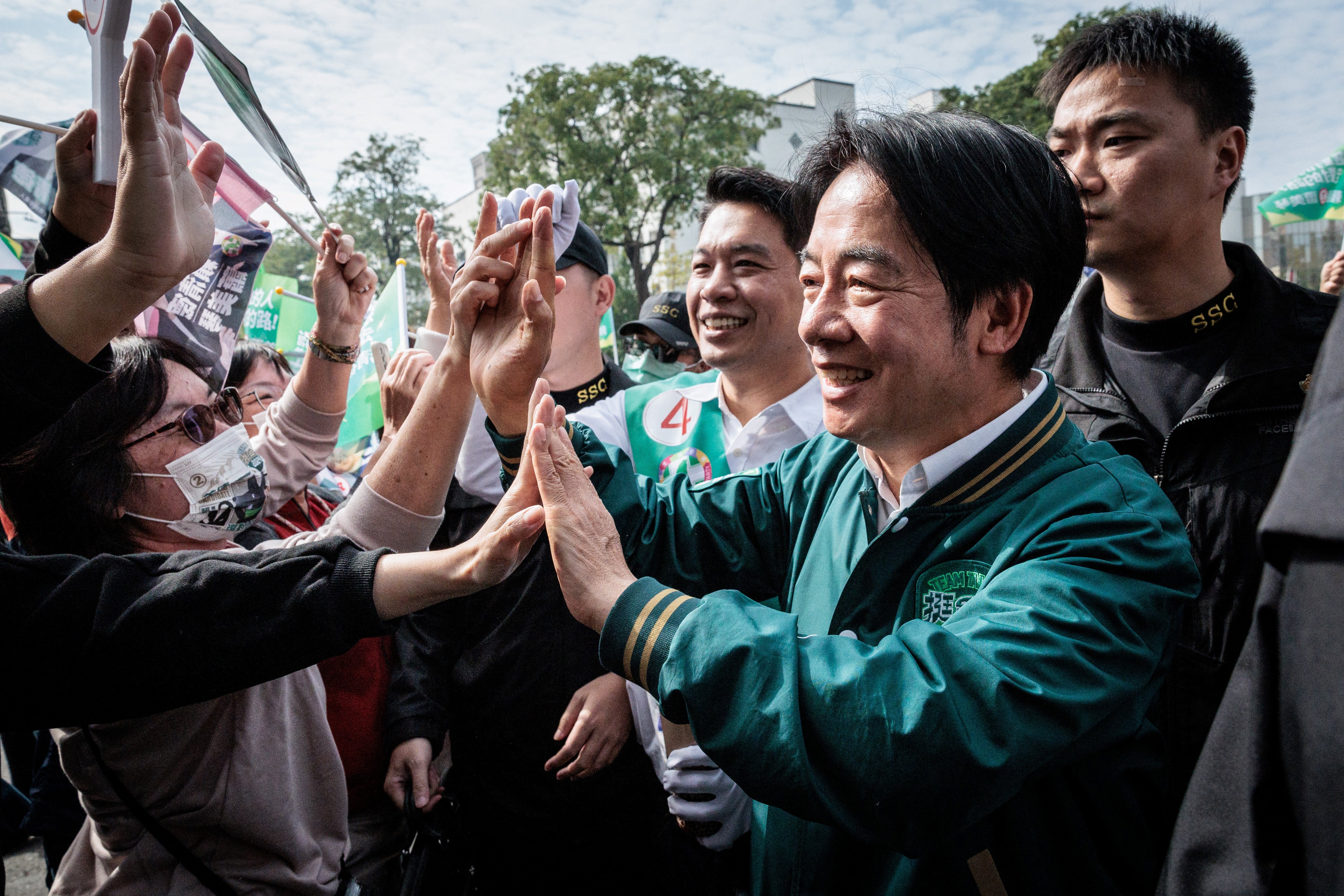 Lai Ching-te greets supporters duringa campaign stop in Kaohsiung