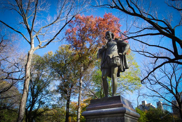 <p>Is this a sculpture of William Shakespeare or William Gore? Either way, it is a perfect resting spot for Mr Pigeon </p>