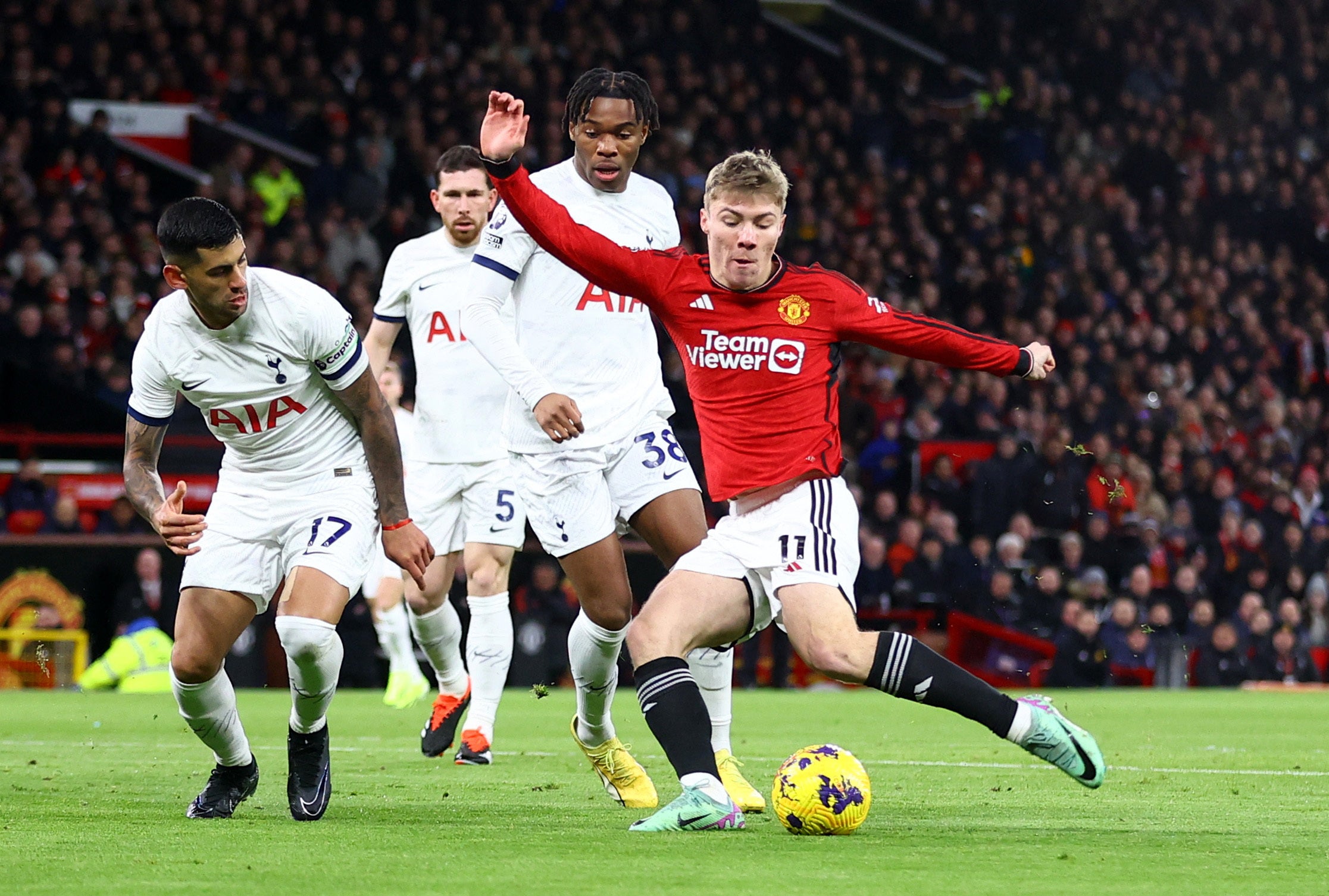 Rasmus Hojlund smashes Manchester United into an early lead