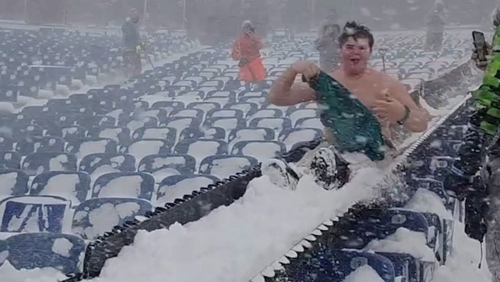 Buffalo Bills fans help shovel snow out of stadium