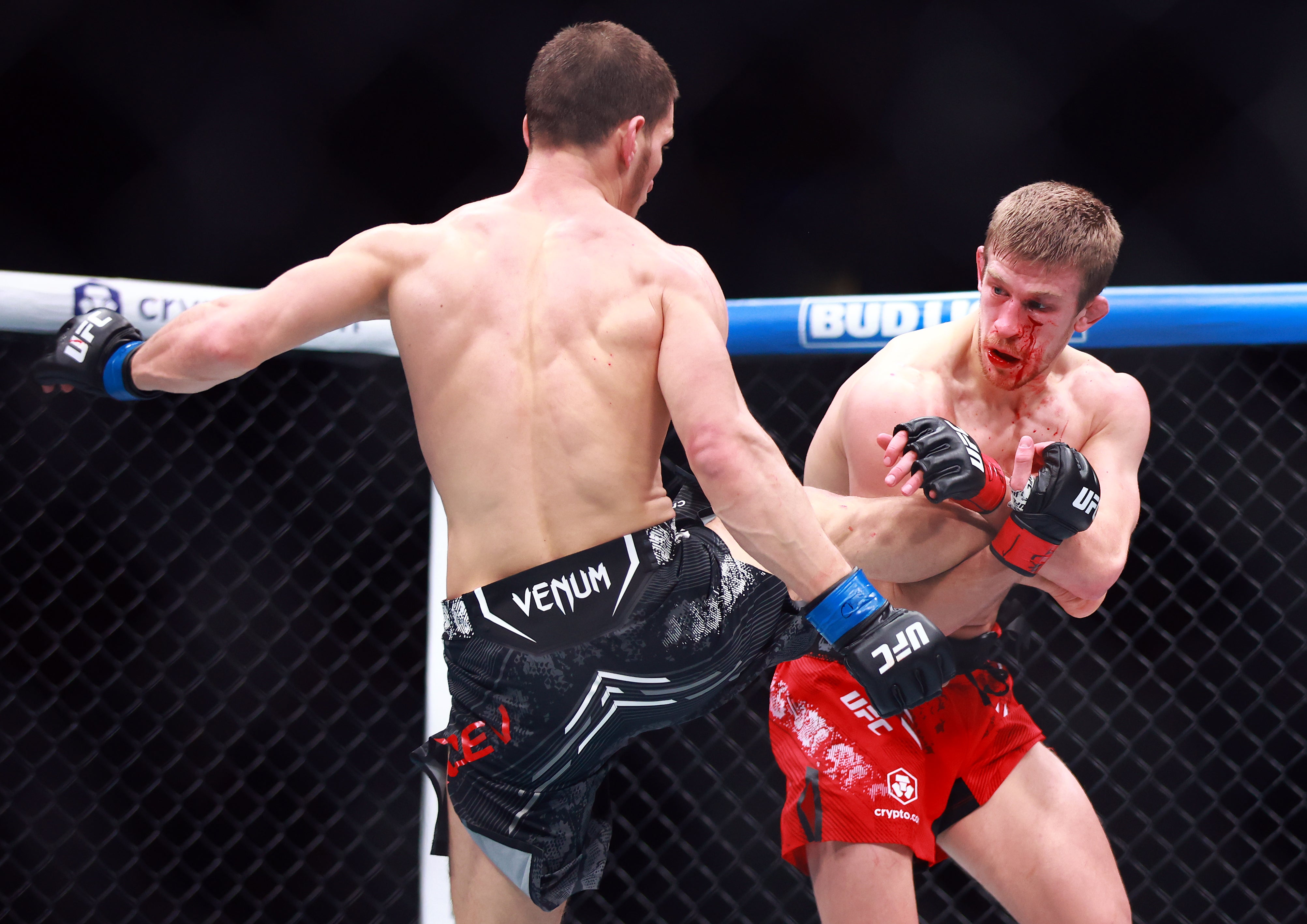 Arnold Allen (right) came up short against Movsar Evloev on points