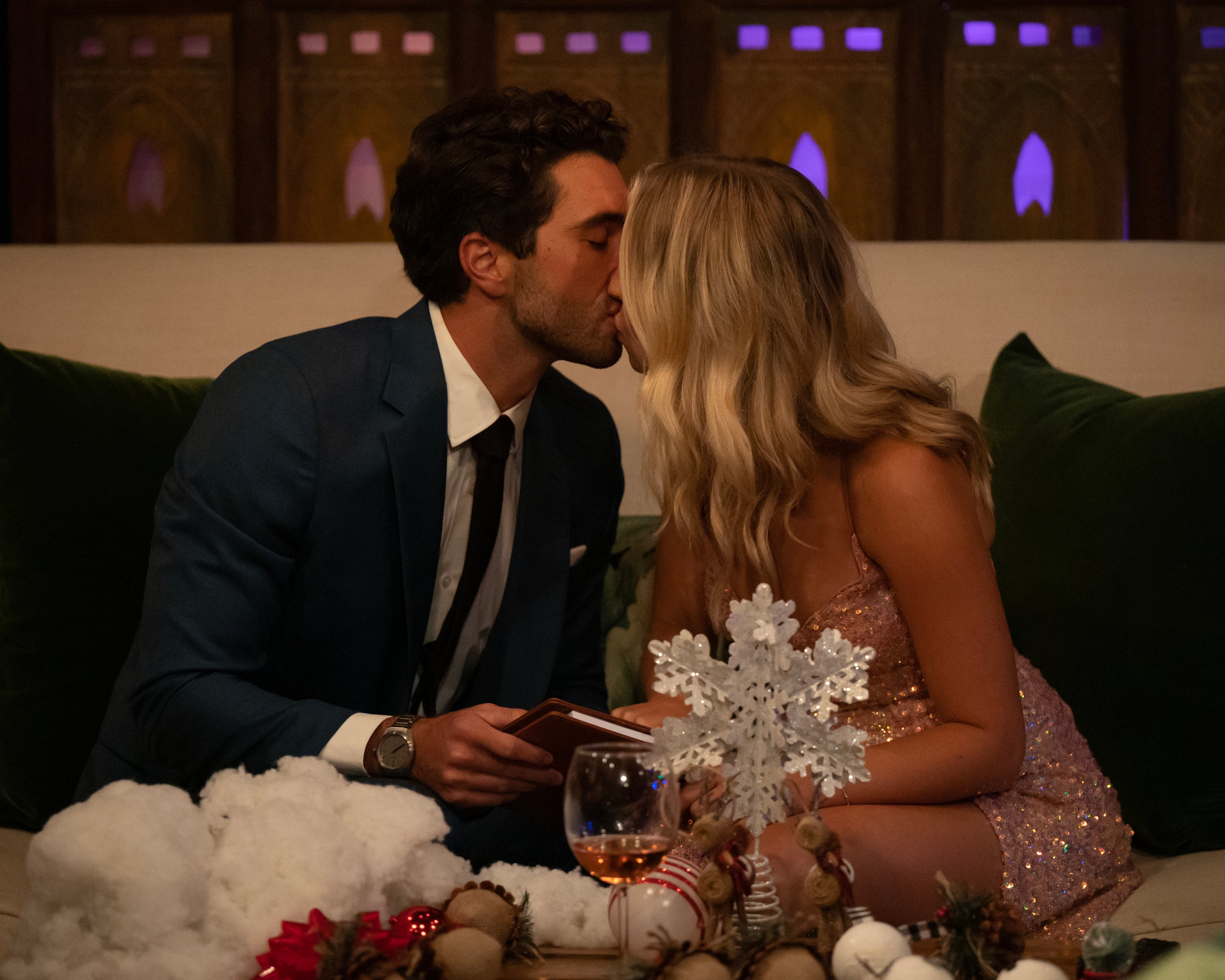 Joey and Daisy kissing on ‘The Bachelor’