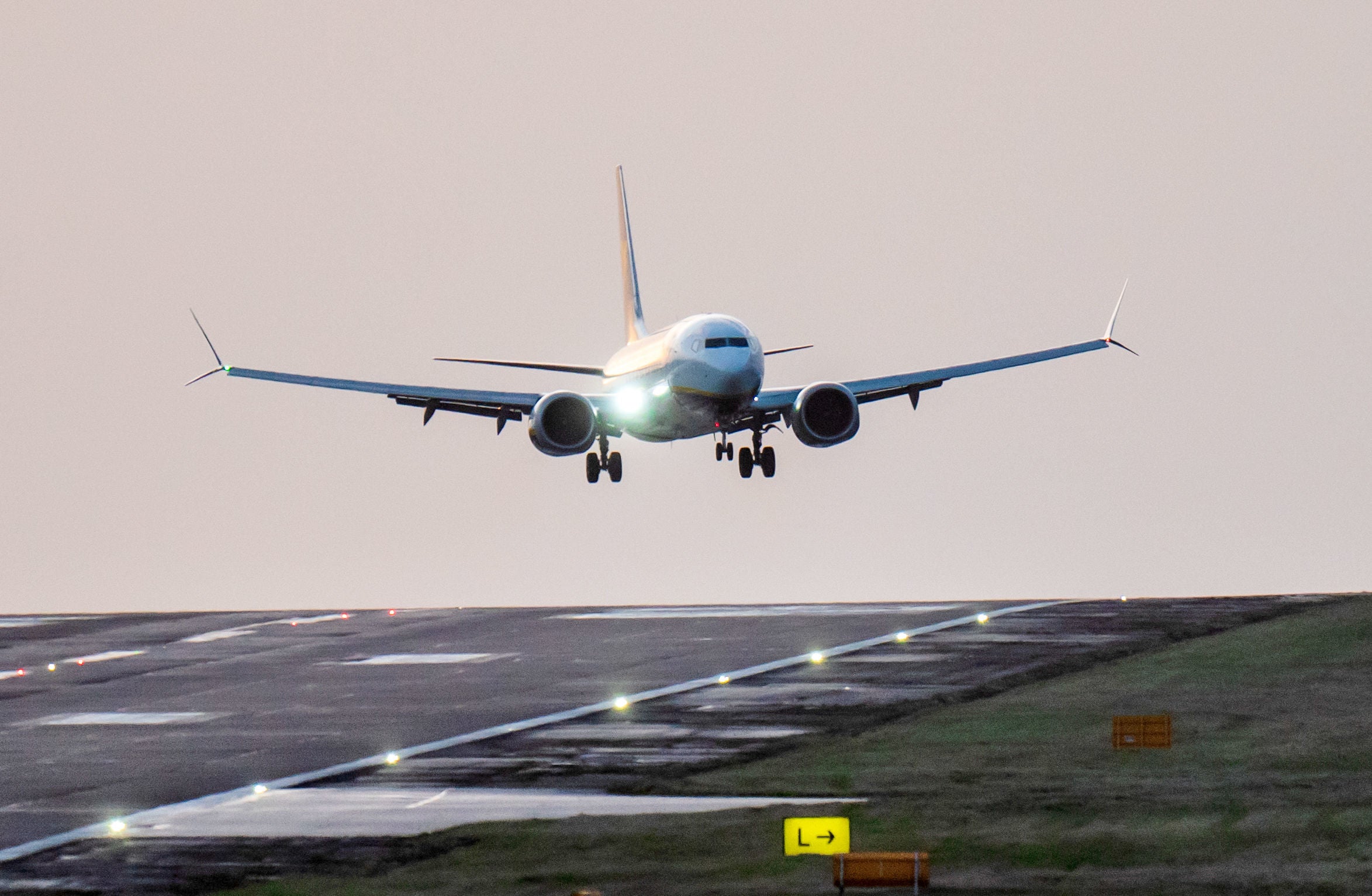 Ryanair flight FR9078 from Alicante landing at Leeds Bradford airport during high winds