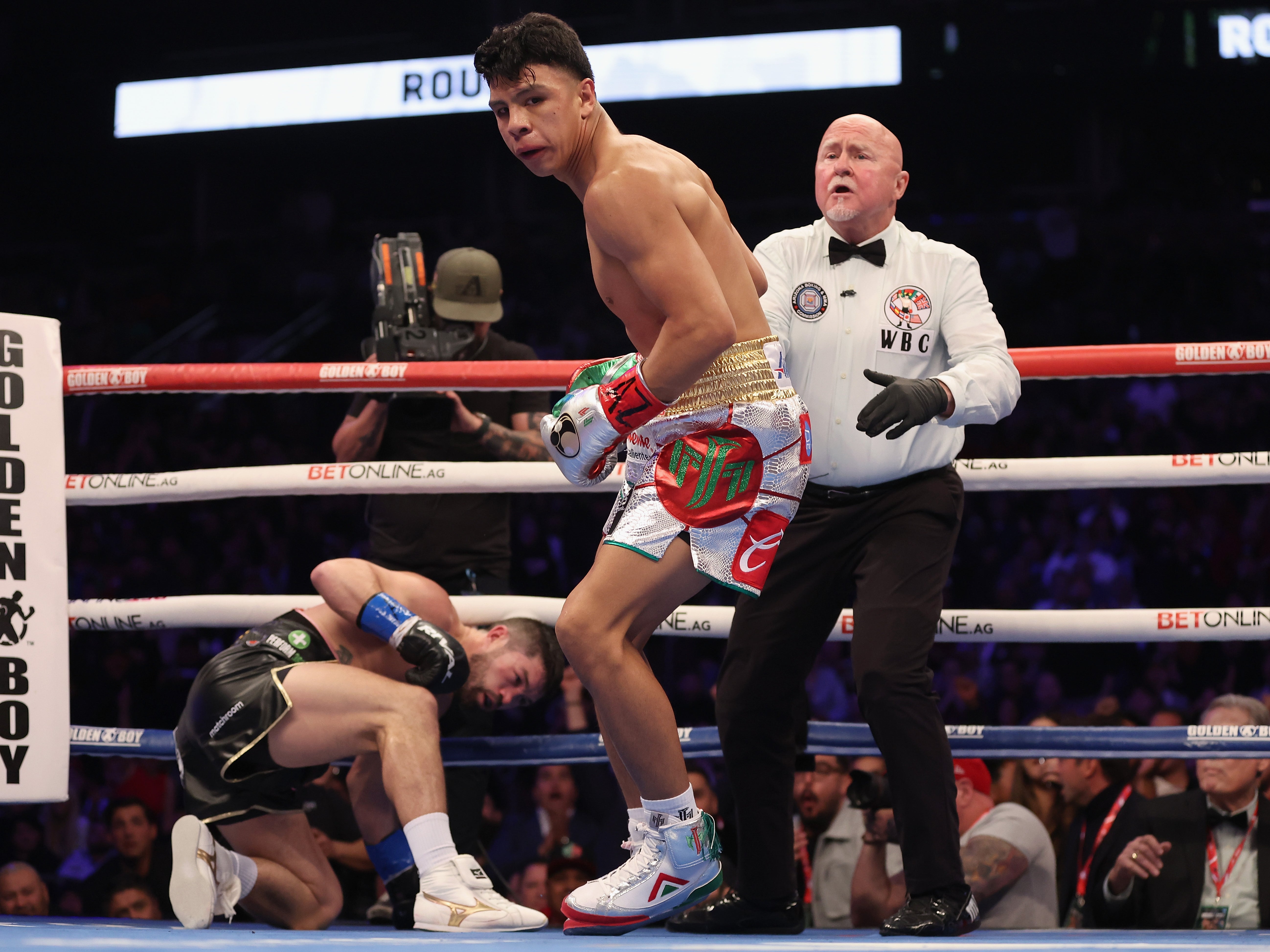 Munguia (centre) remained unbeaten with his stoppage of Ryder