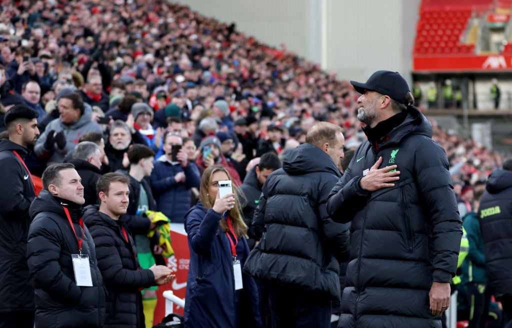 Klopp acknowledges the Anfield crowd