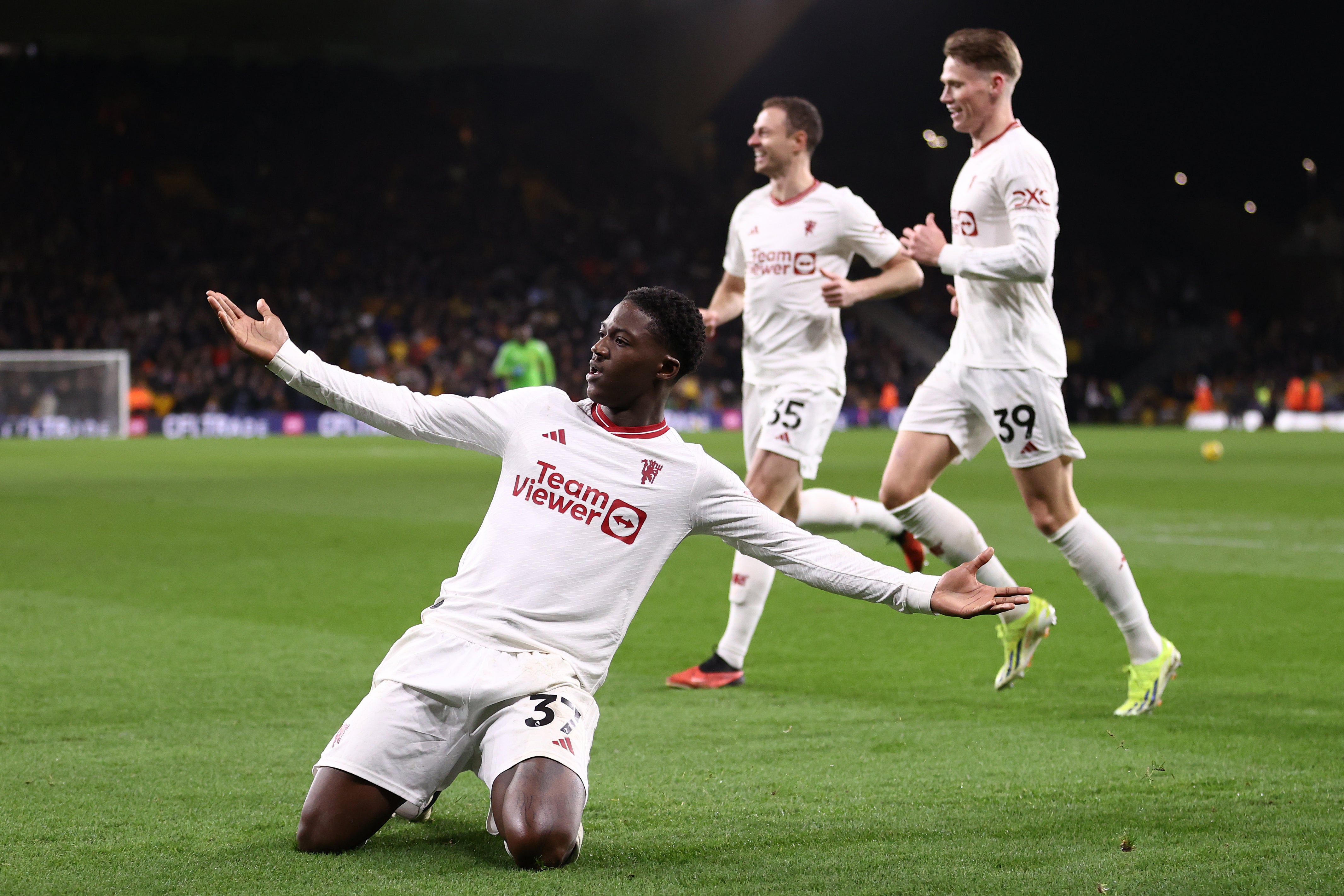 Mainoo celebrates at Wolves