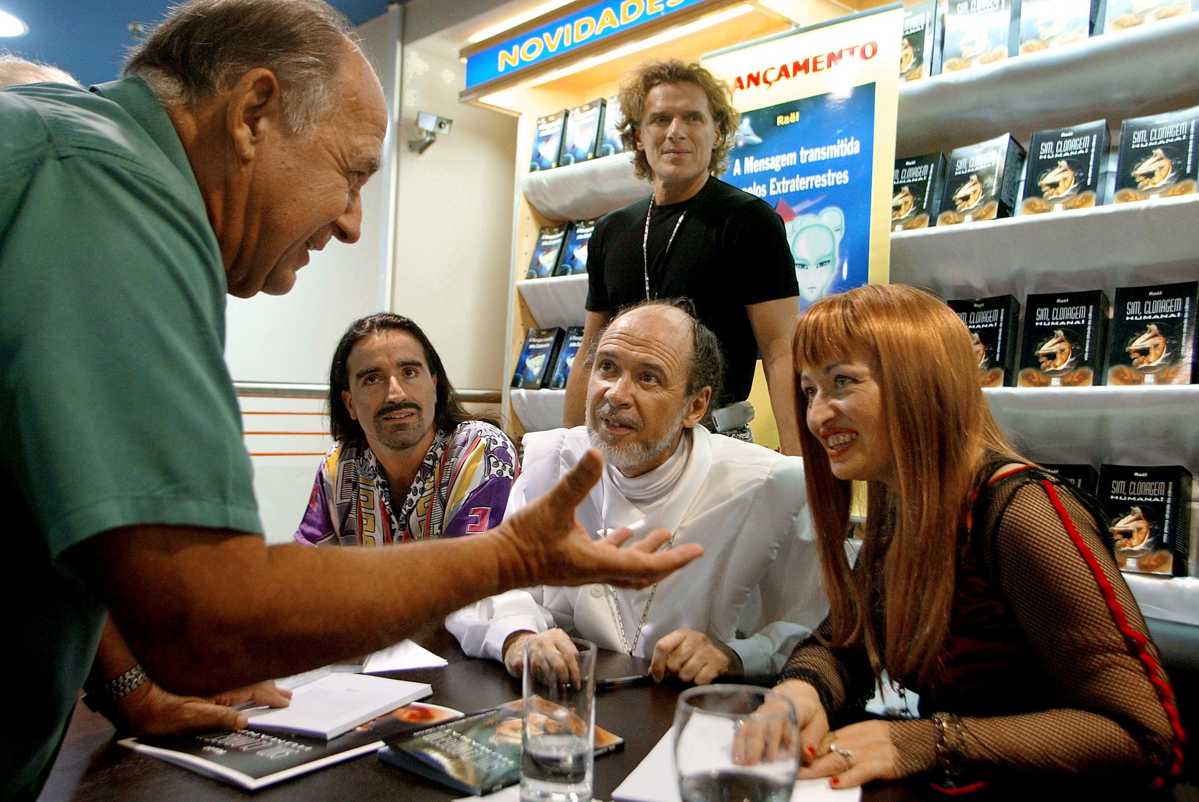 Claude Vorilhon and Brigitte Boisselier, the then-director of Clonaid, listen to an unidentified man on 23 March 2003 , in São Paulo, during the debut of the Raelian book ‘Yes to Human Cloning’ in Portuguese