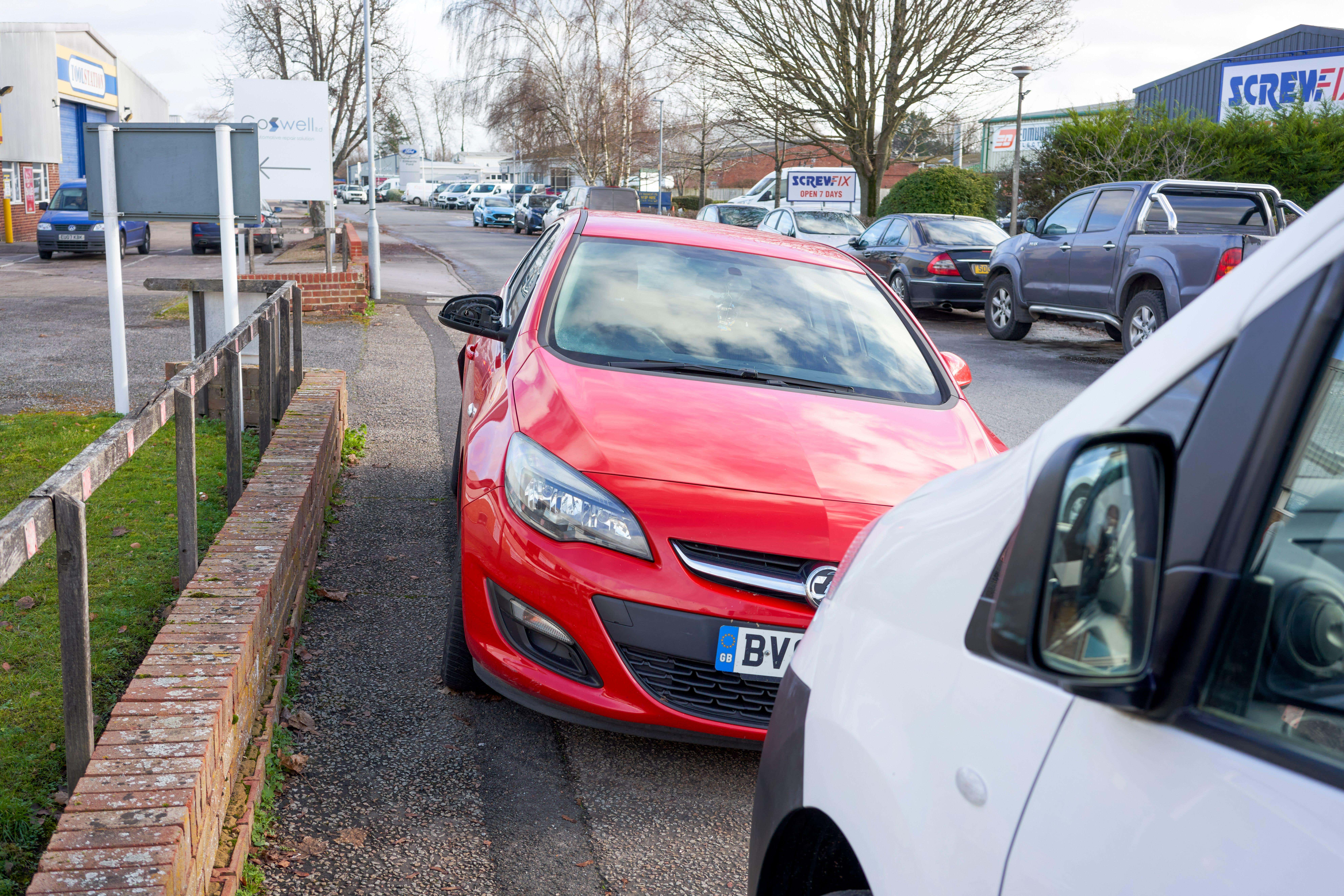 Powers to ban pavement parking should be extended across England to make streets safer, according to a report published by councils