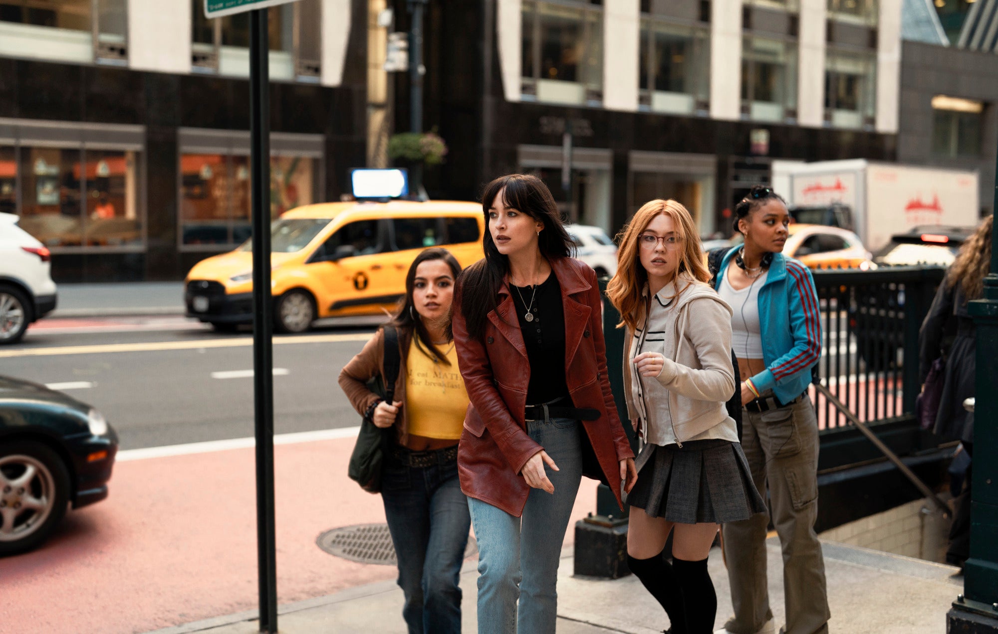 Isabella Merced, Dakota Johnson, Sidney Sweeney y Celeste O'Connor en una escena de Madame Web