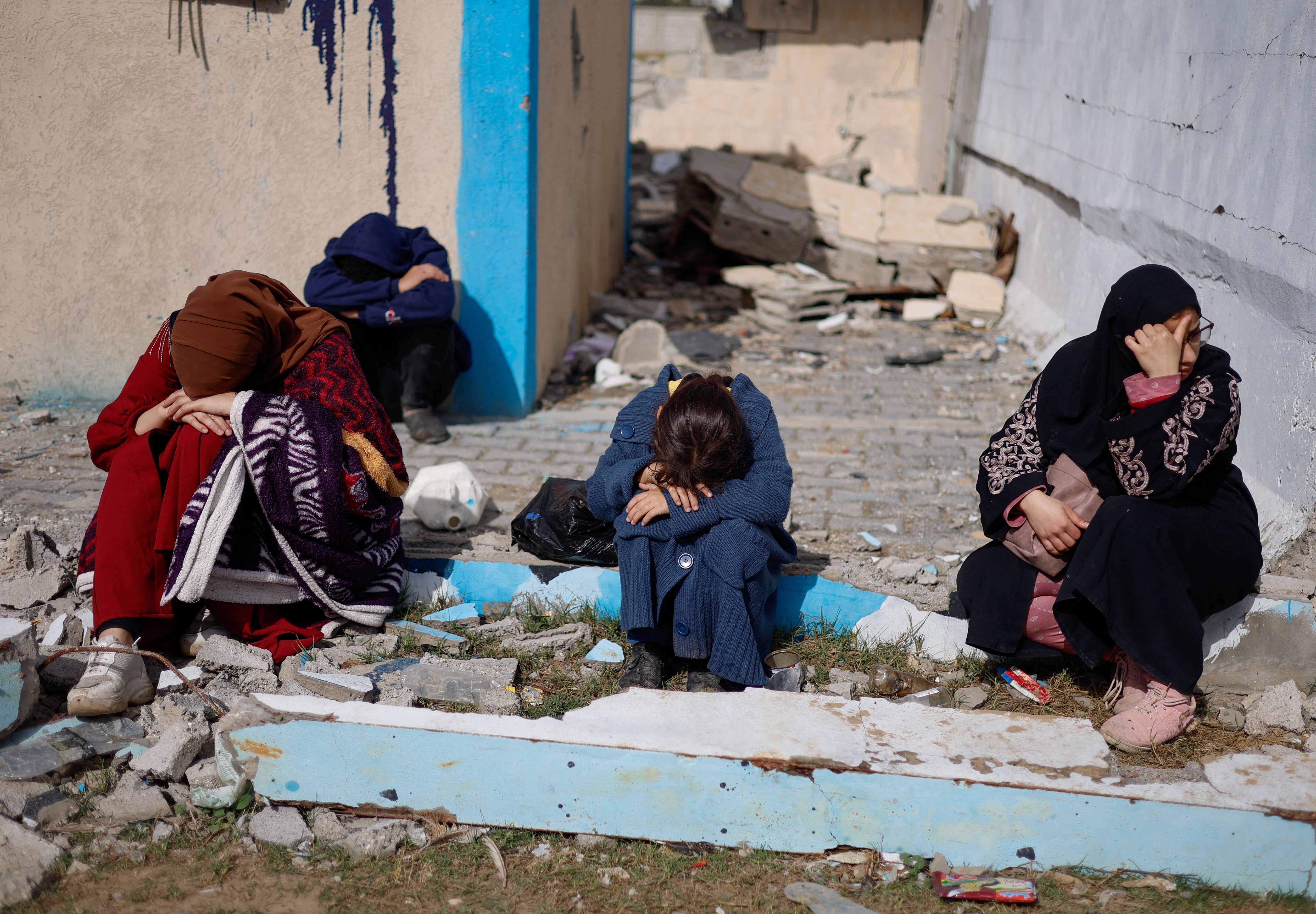 Palestinians arrive in Rafah after being evacuated from Nasser hospital in Khan Younis