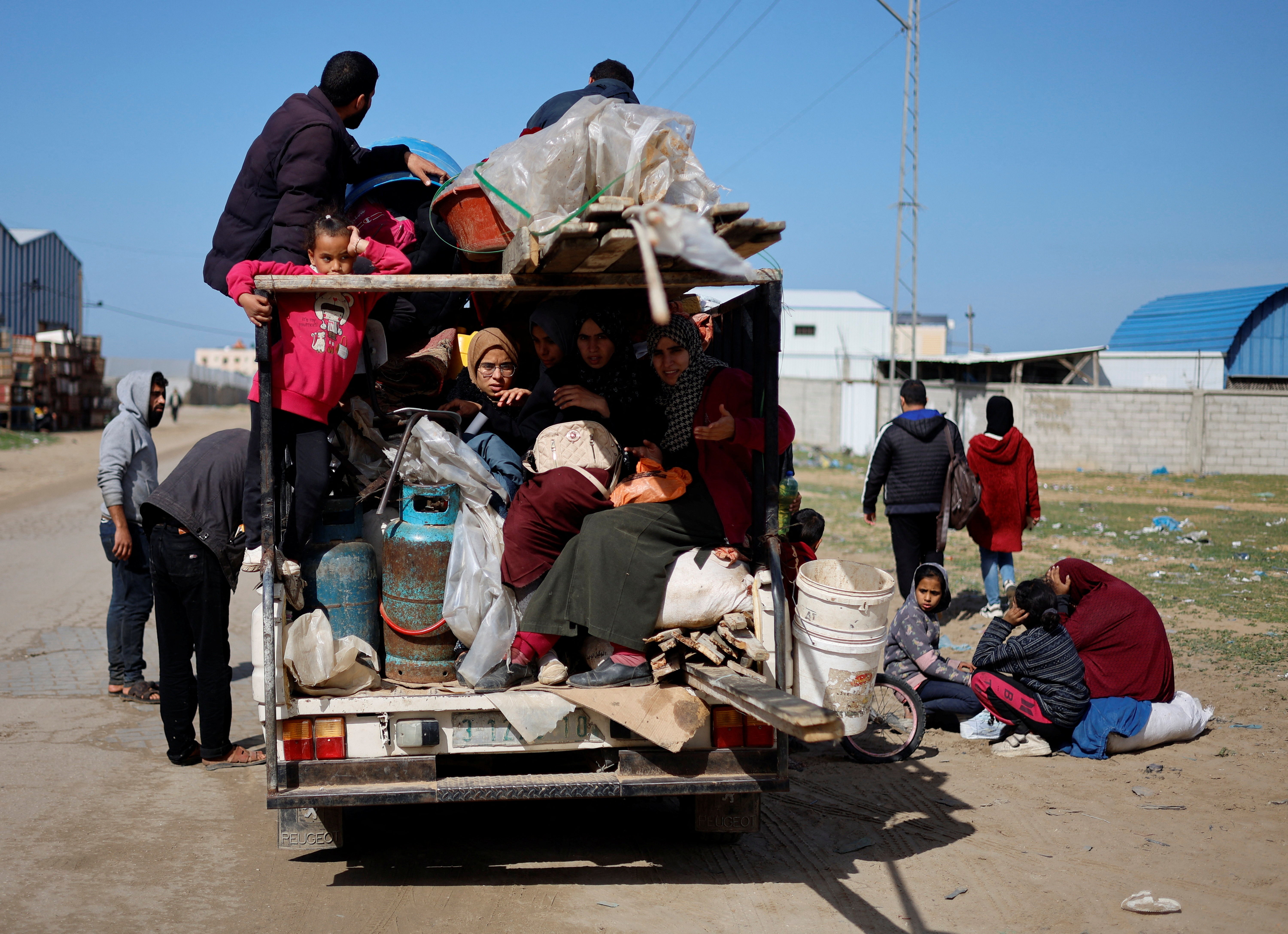 Palestinian arrive in Rafah after they were evacuated from Nasser hospital in Khan Younis