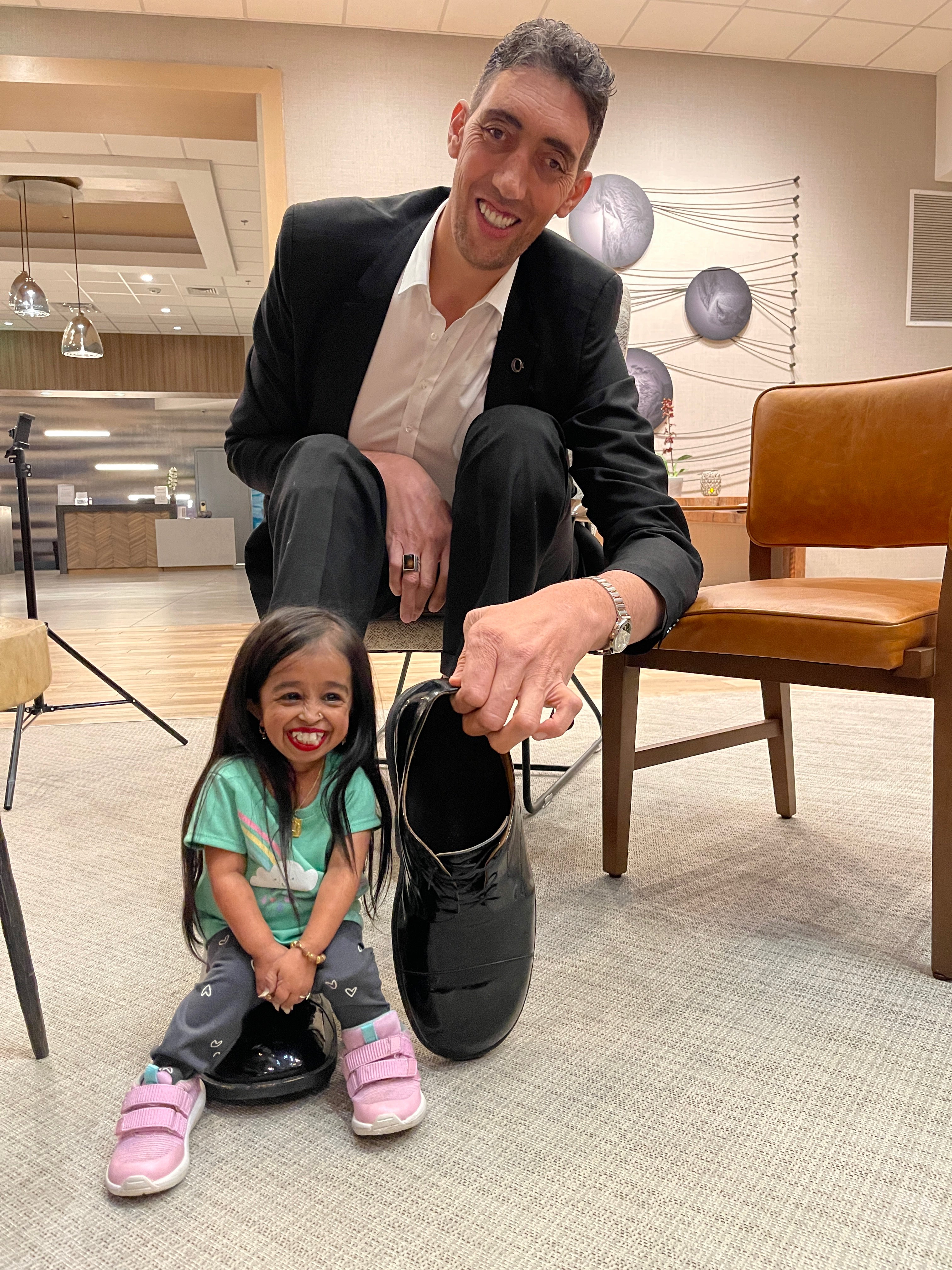 Sultan Kosen posing besides Jyoti Amge in Irvine, California