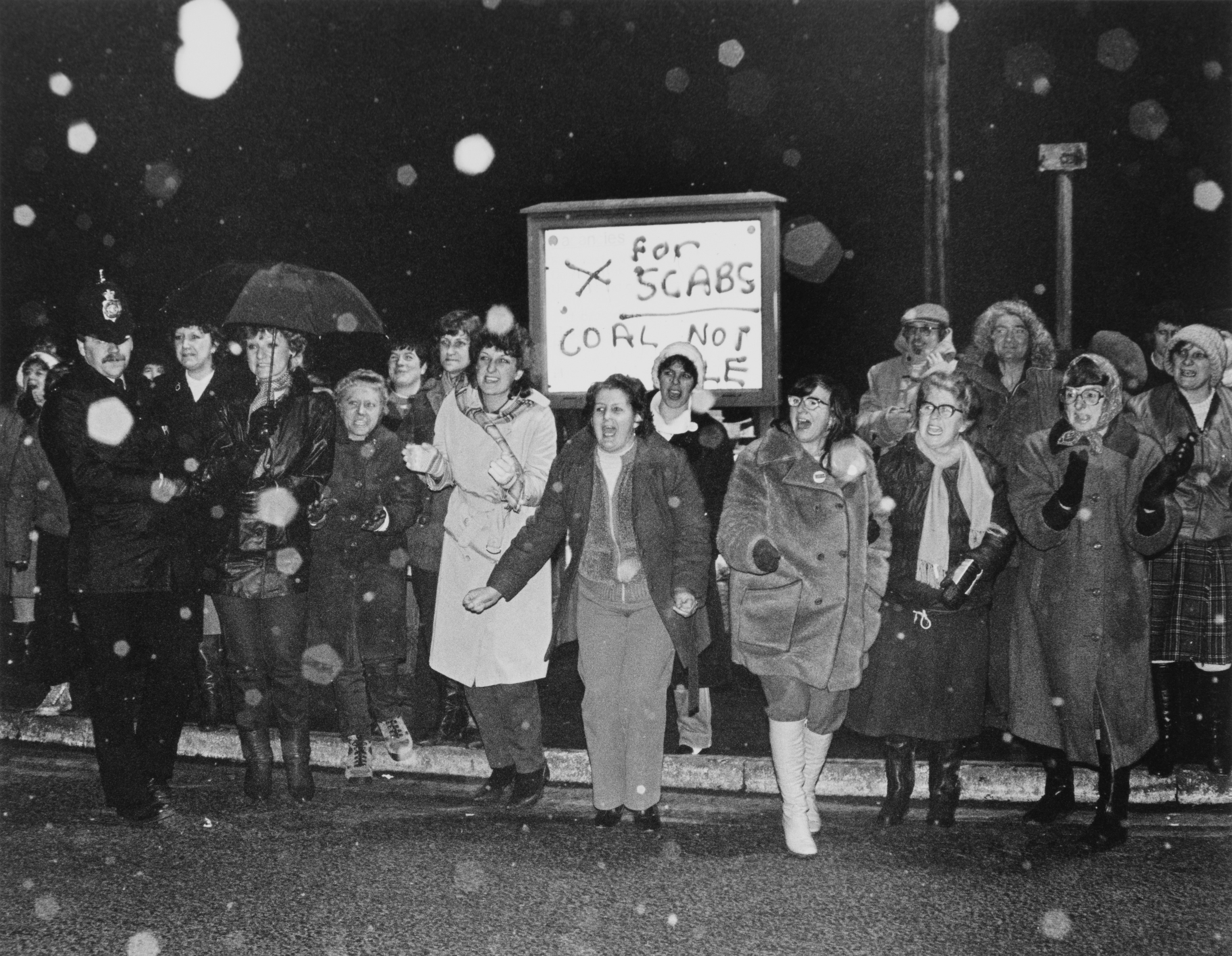 A women’s picket at Bevercotes Colliery, Nottingham, in February 1985