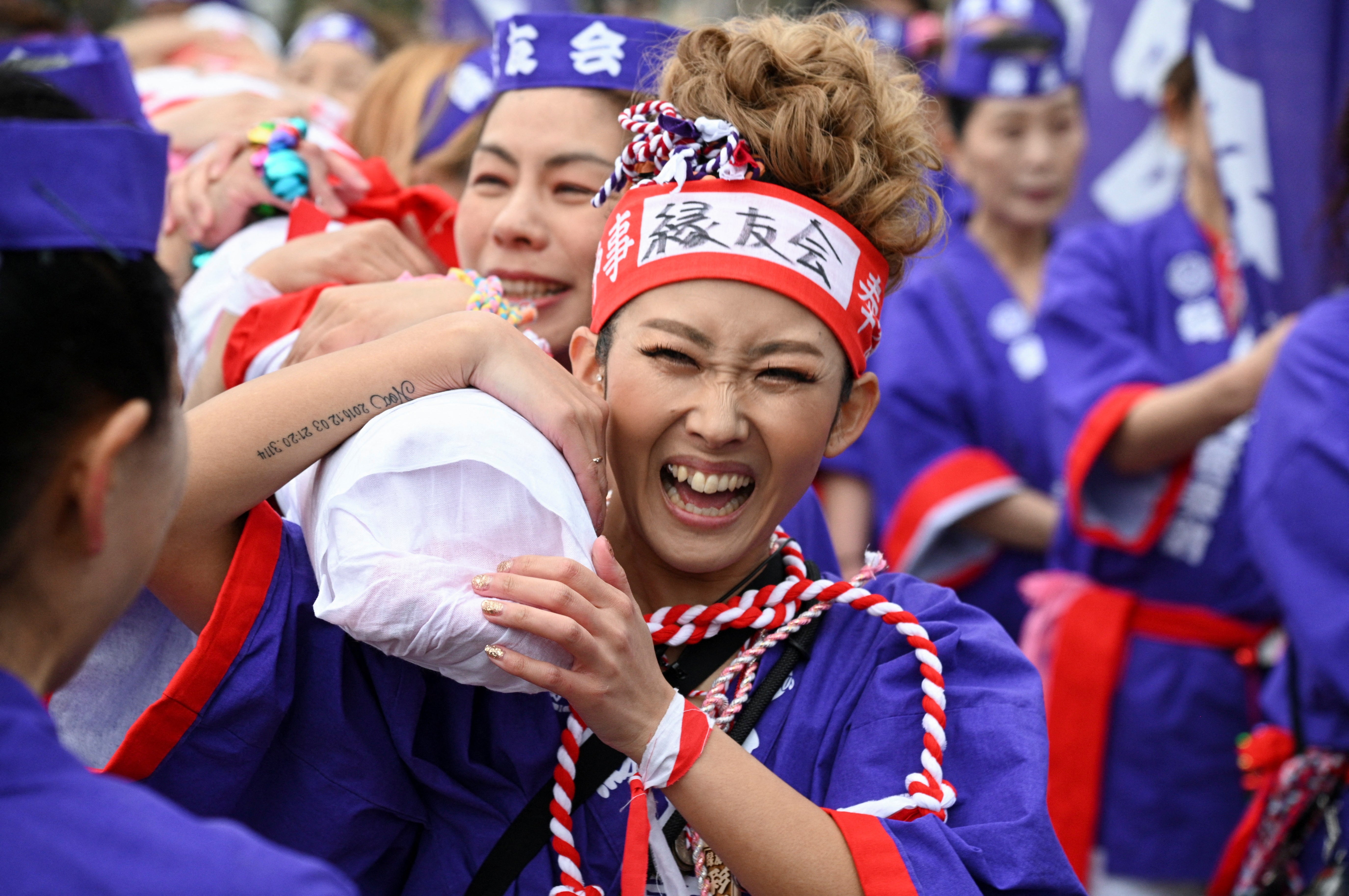 Women carried a large bamboo trunk as an offering at the Owari Okunitama Shrine