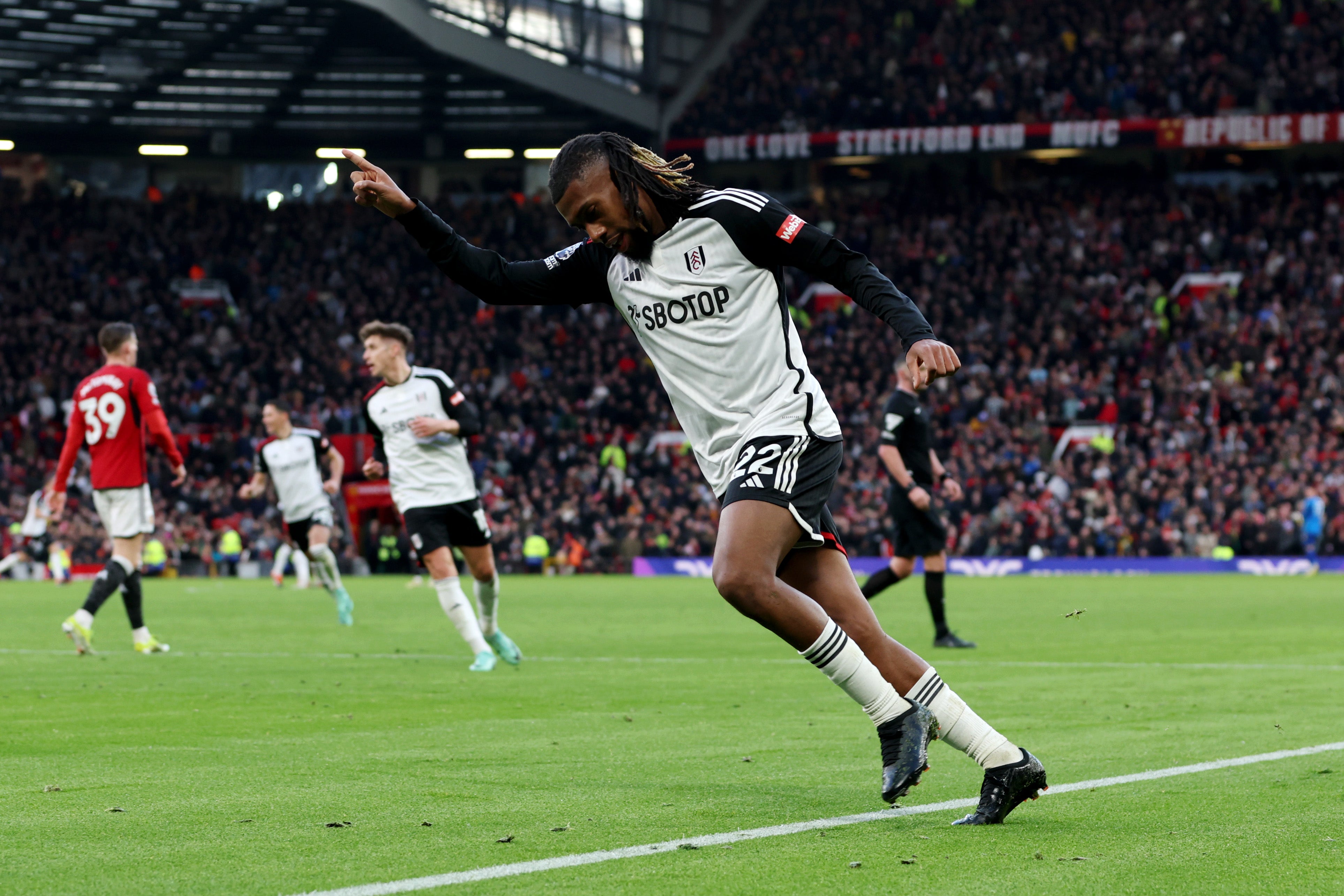 Alex Iwobi of Fulham celebrates scoring his team's second goal