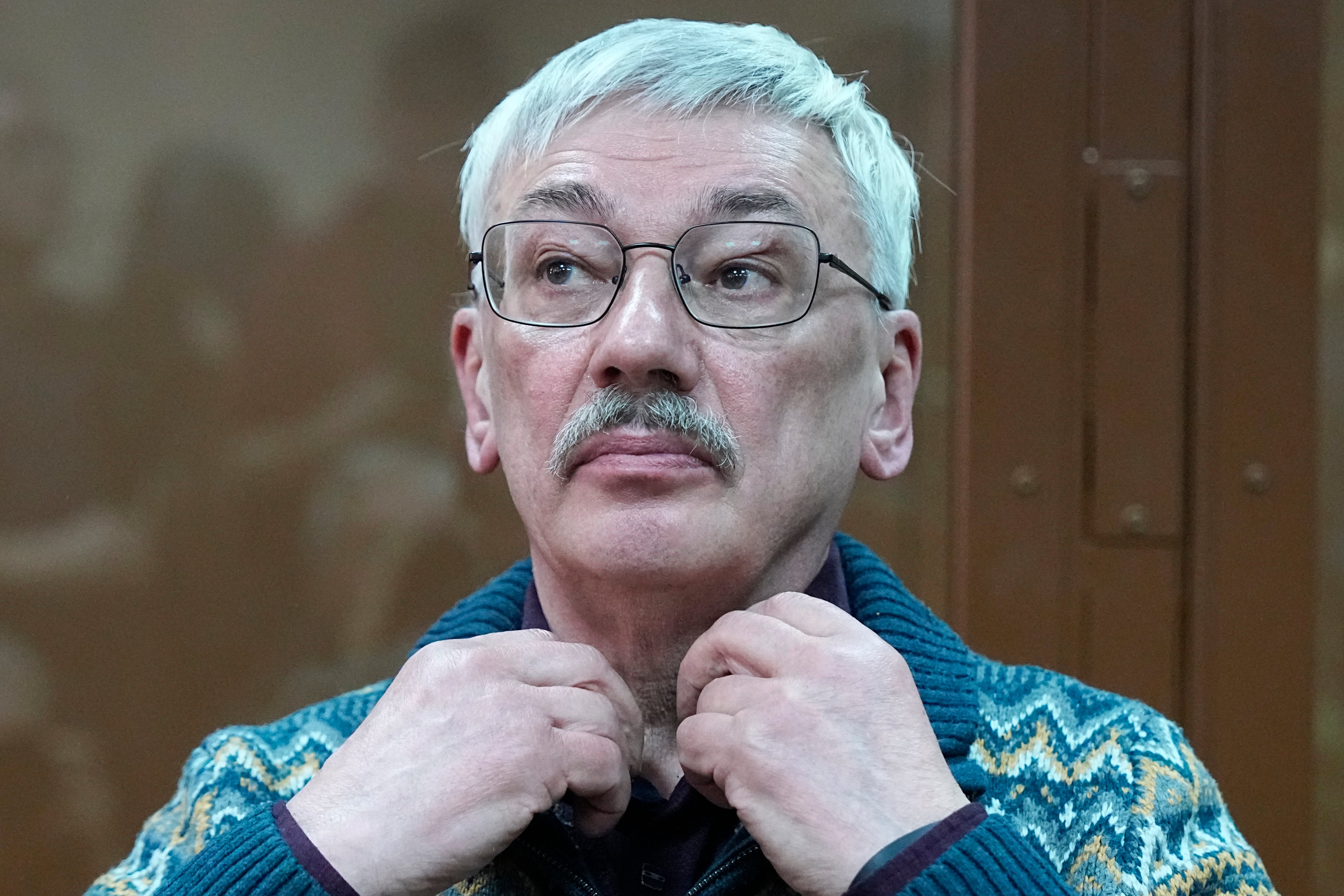 The co-chair of Nobel Peace Prize winning Memorial Human Rights Centre Oleg Orlov sits in a courtroom