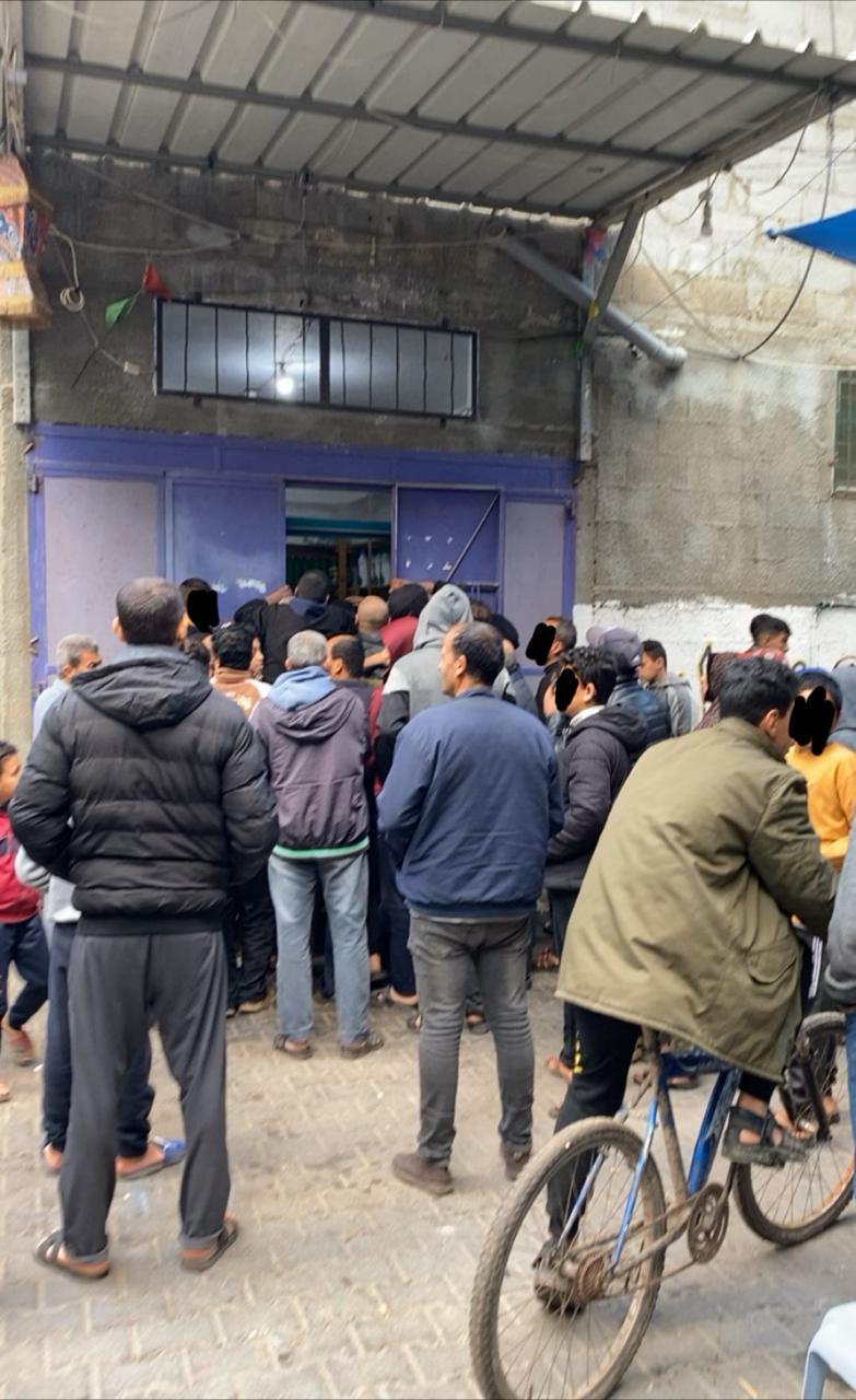 Rafah residents queuing to buy frozen meat