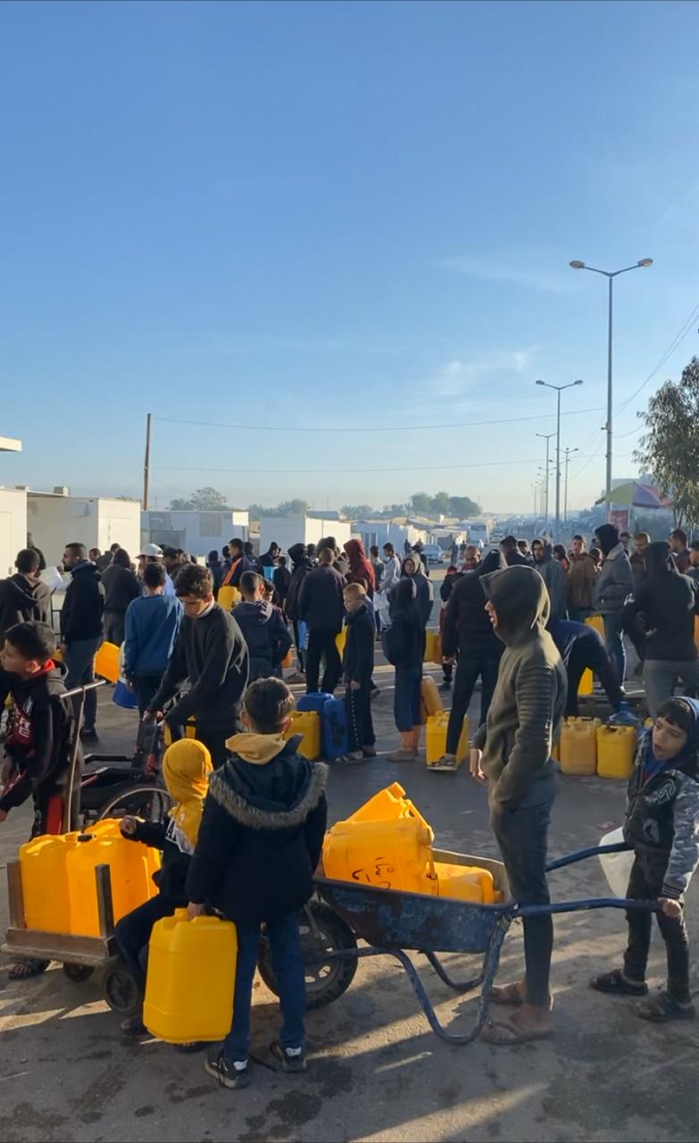 Rafah residents queuing for scarce water supplies