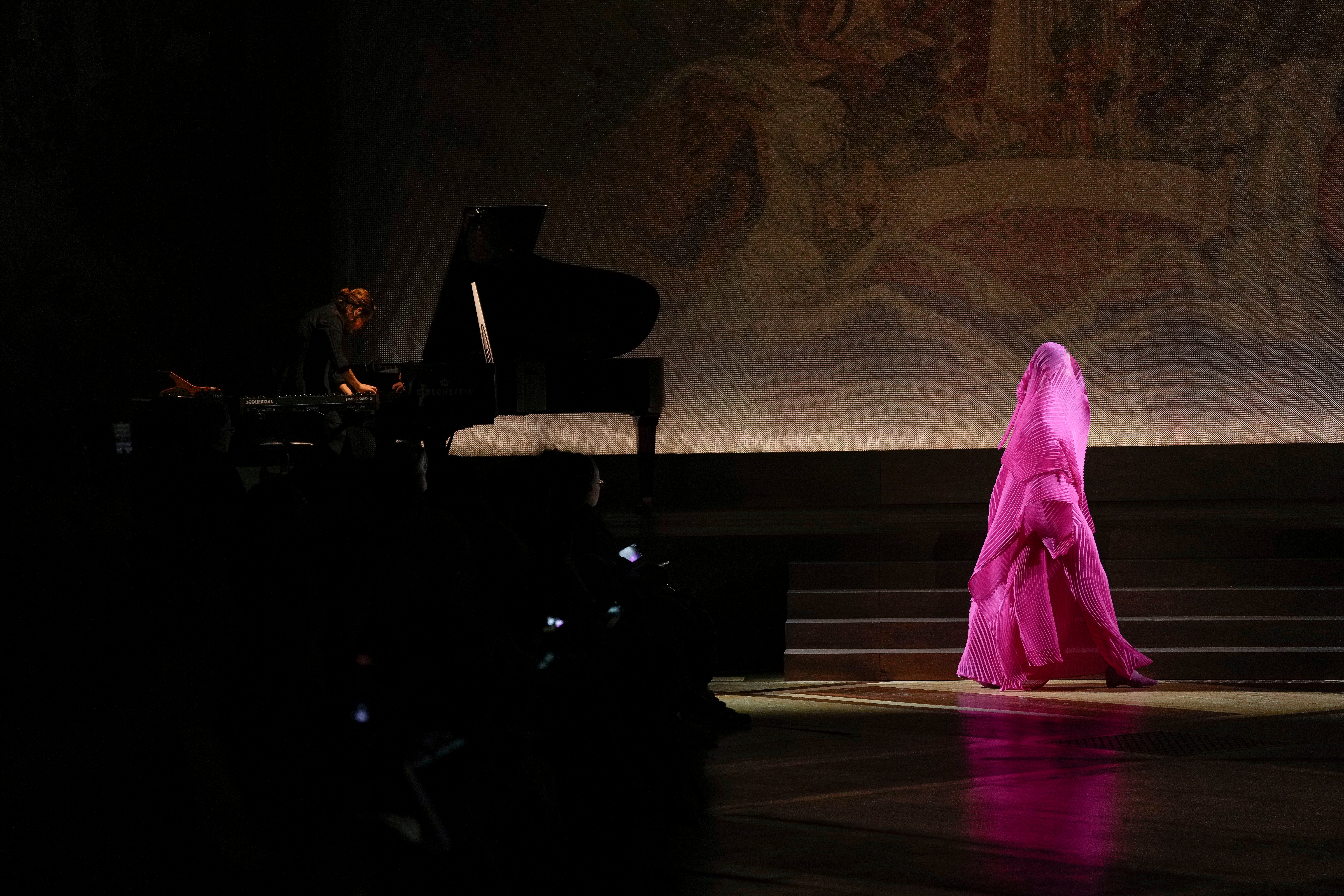 APTOPIX France Fashion Issey Miyake 24/25