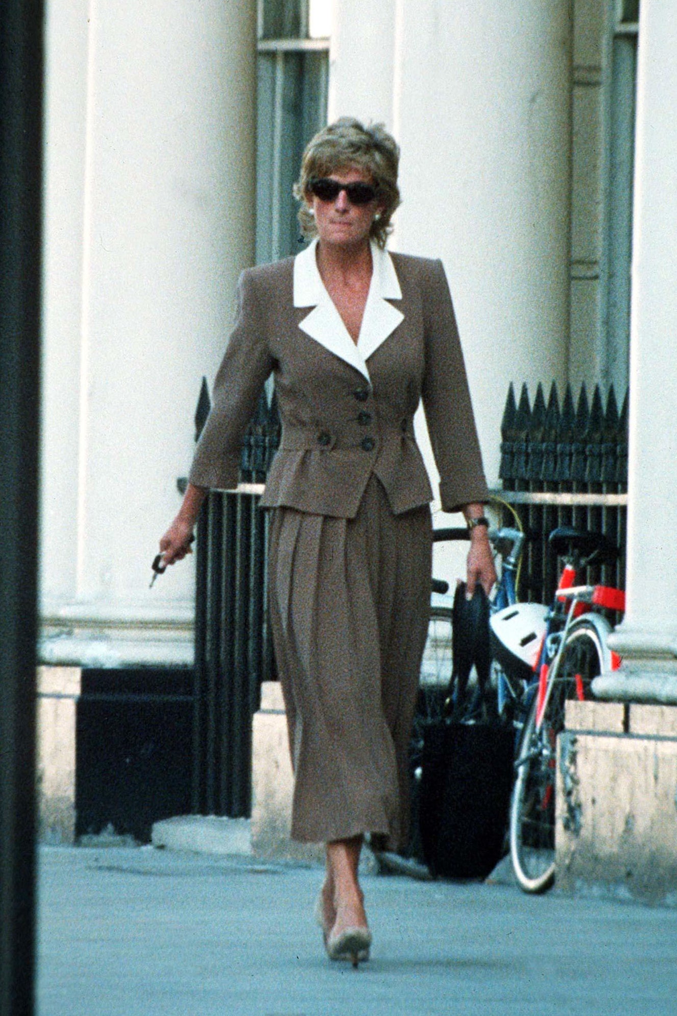 Princess Diana is photographed leaving the Hale Clinic in 1995