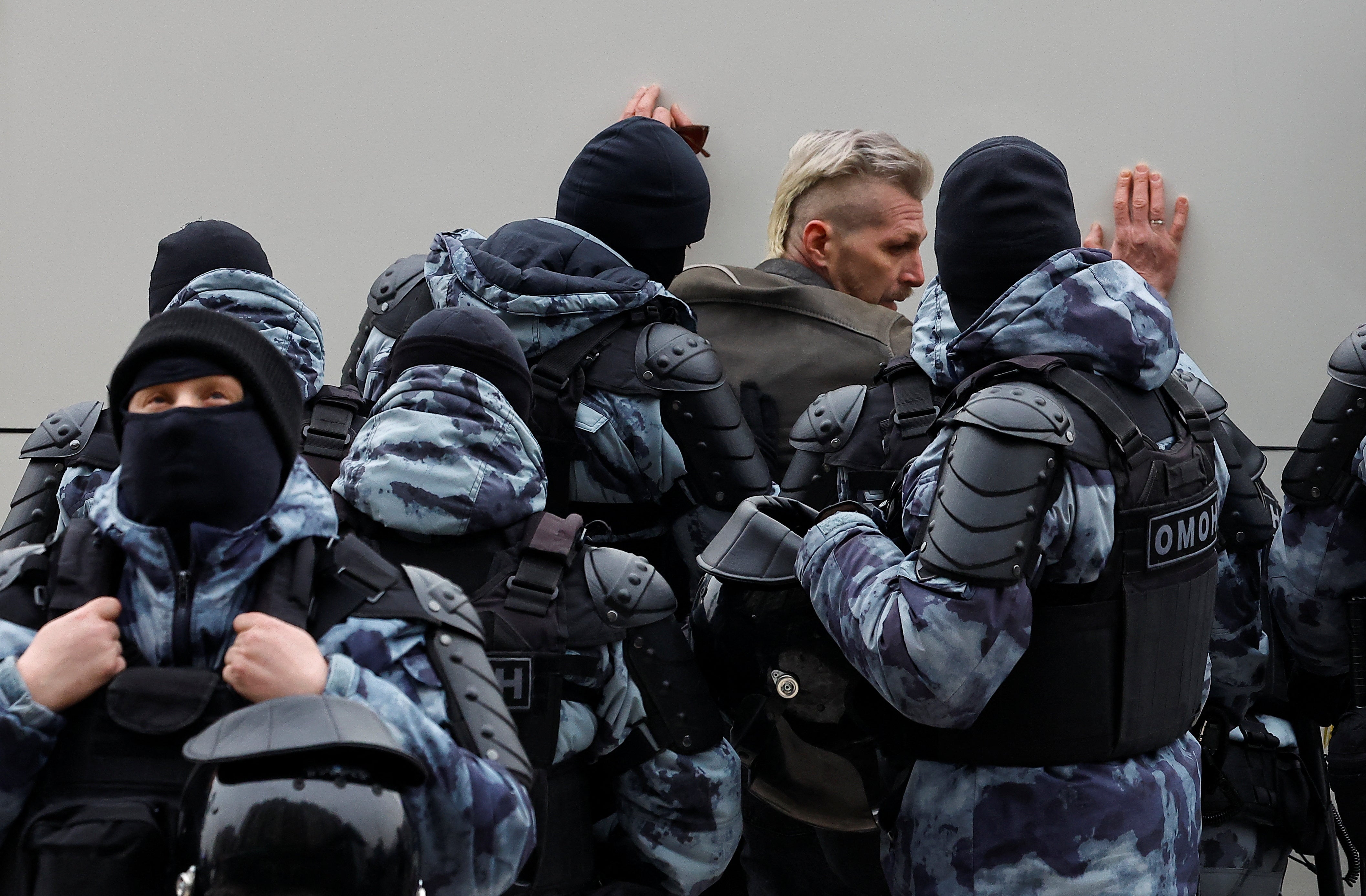 Police detain a person near the Borisovskoye cemetery