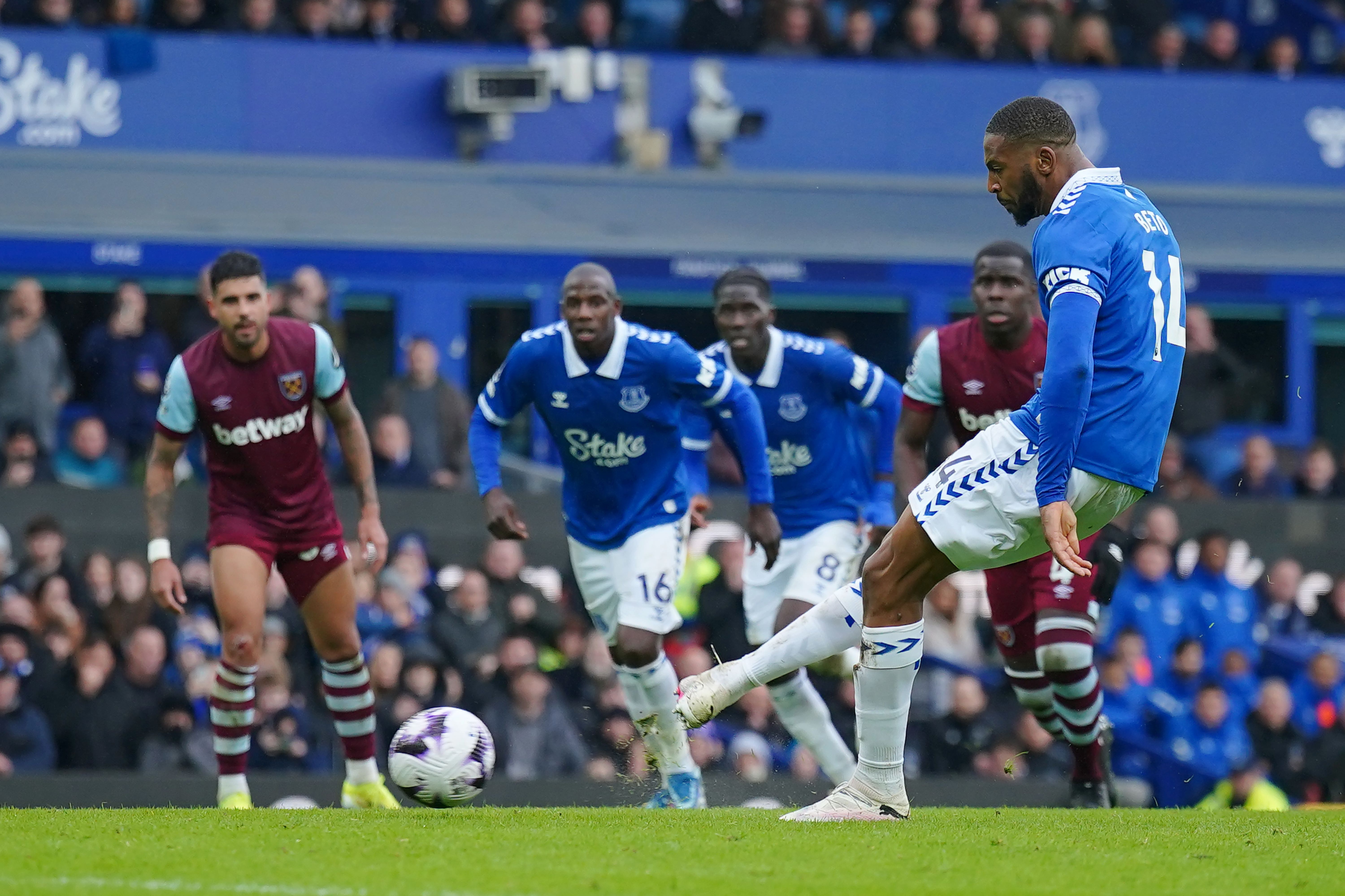 Beto (right) misses a penalty against West Ham (Peter Byrne/PA)