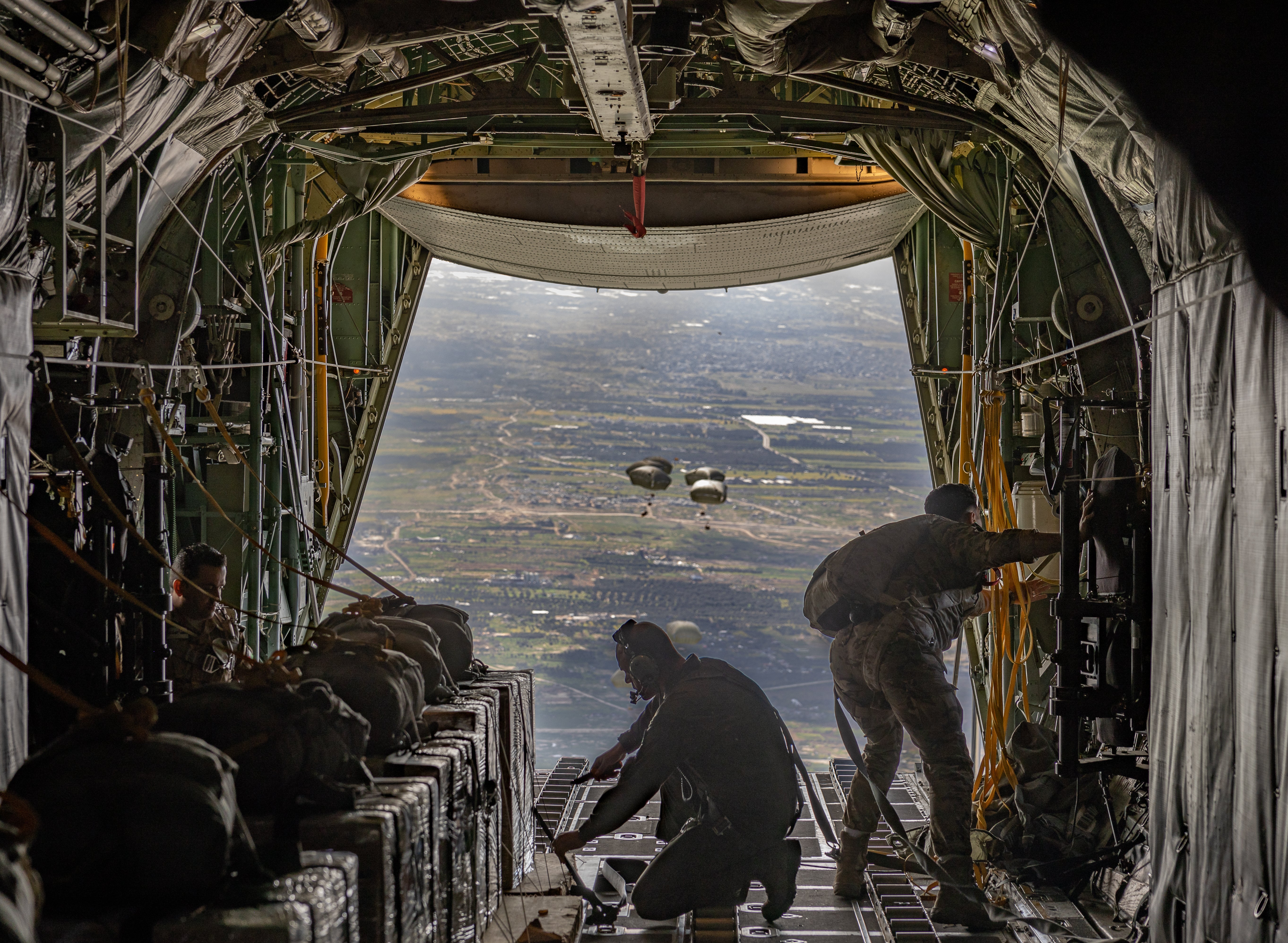 Jordanian soldiers release aid via parachutes over Gaza