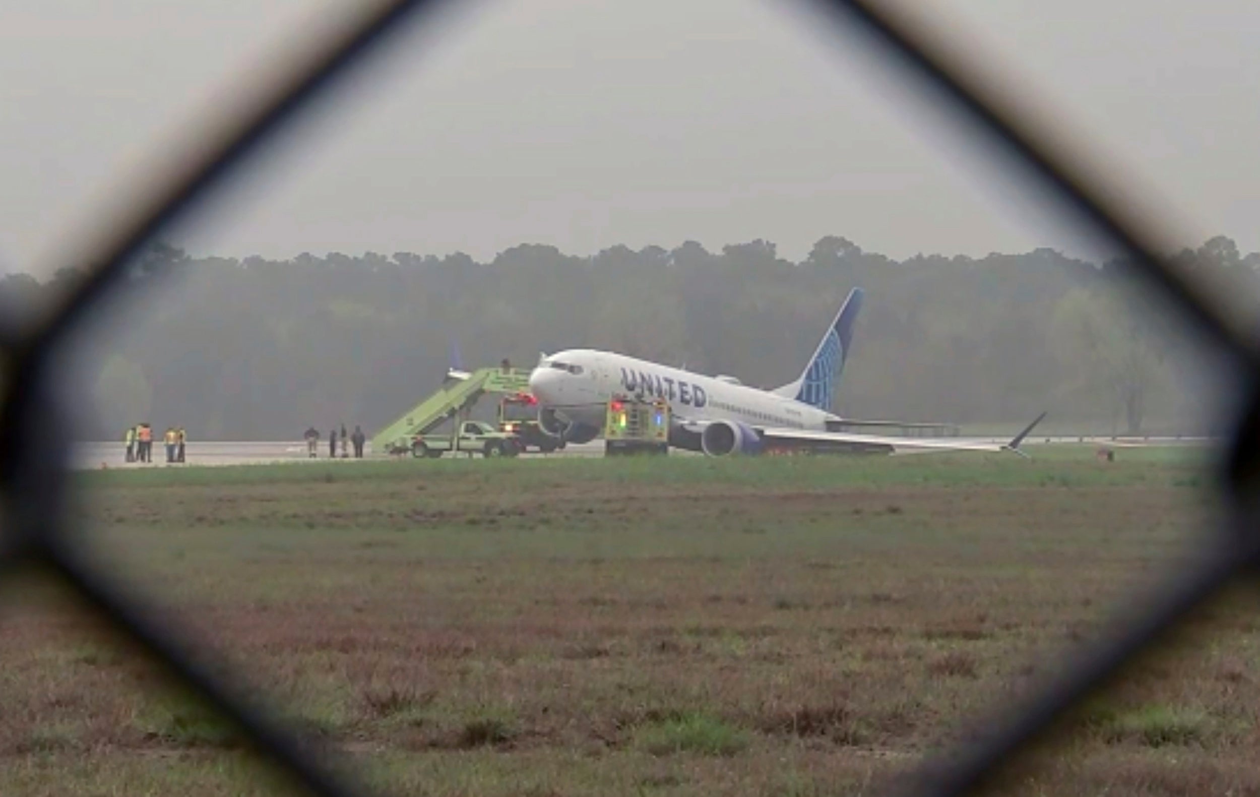 United-Flight-Rolls-Off-Runway