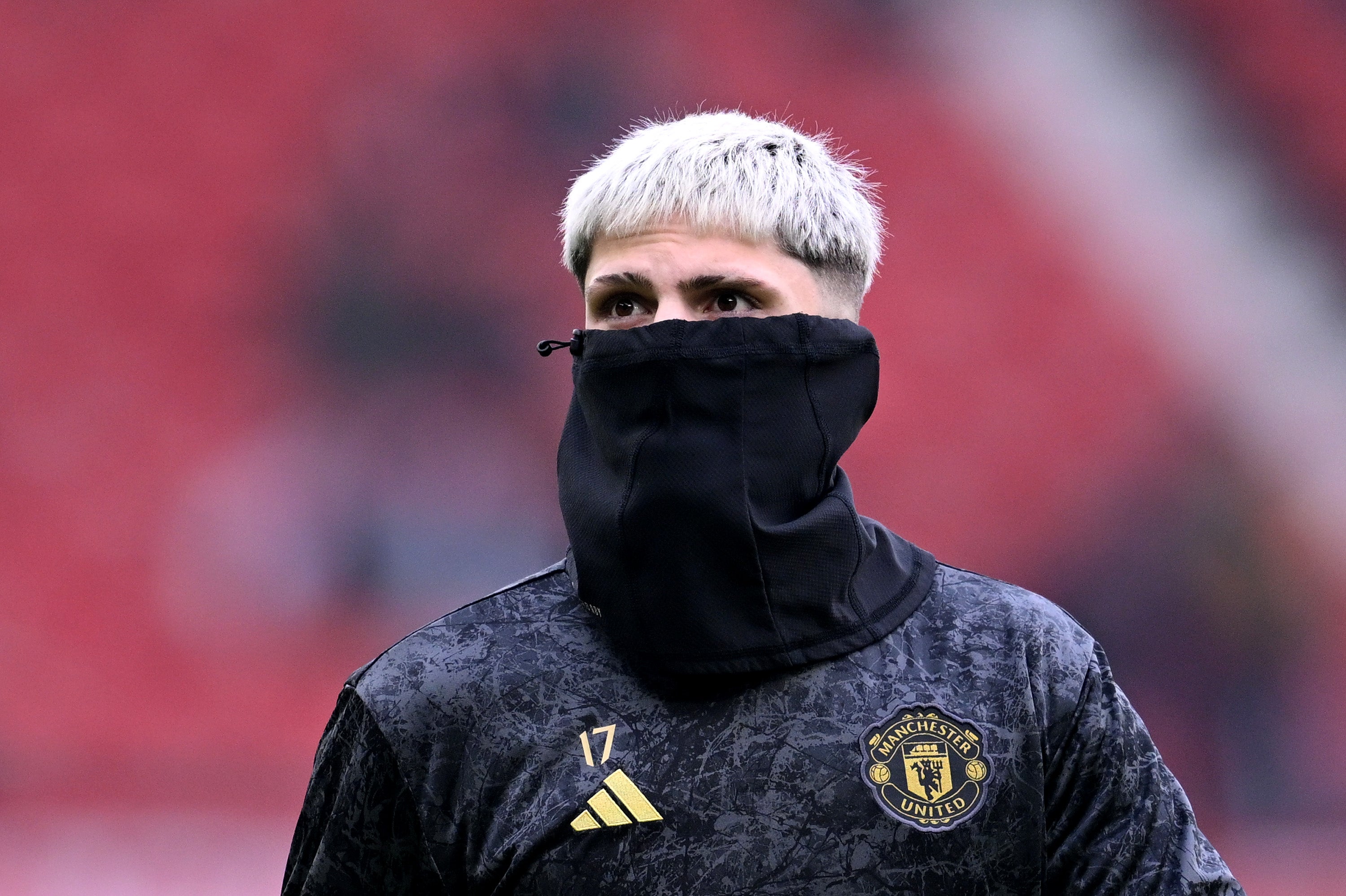 Alejandro Garnacho keeps warm before kick-off