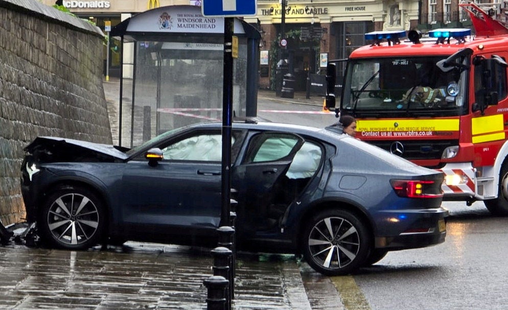 Dramatic picture shows how a car crashed into a wall of Windsor Castle