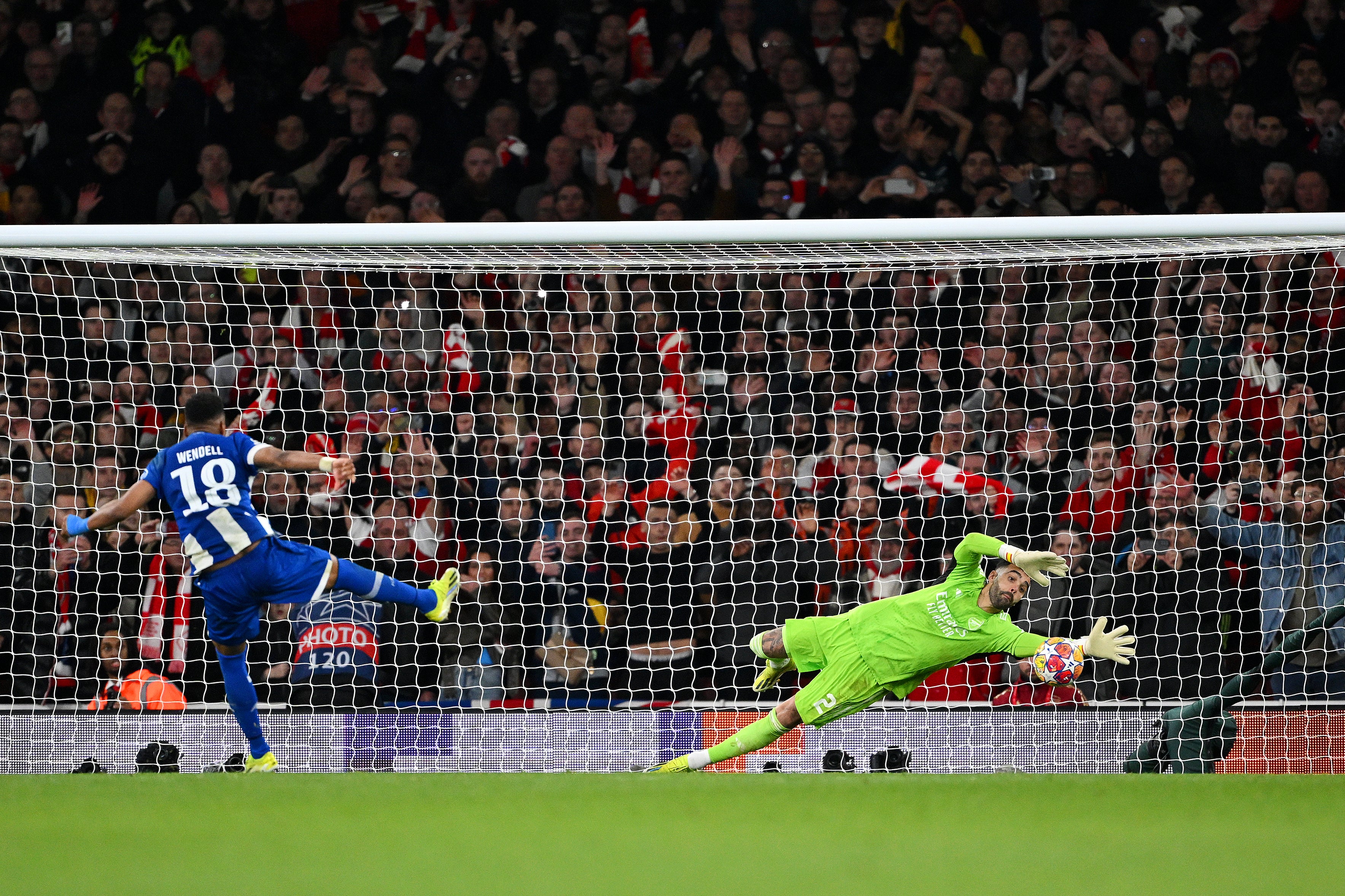 David Raya saves from Wendell during the penalty shootout