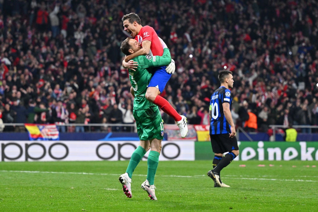 Jan Oblak and Cesar Azpilicueta celebrate after Lautaro Martinez blazed over for Inter