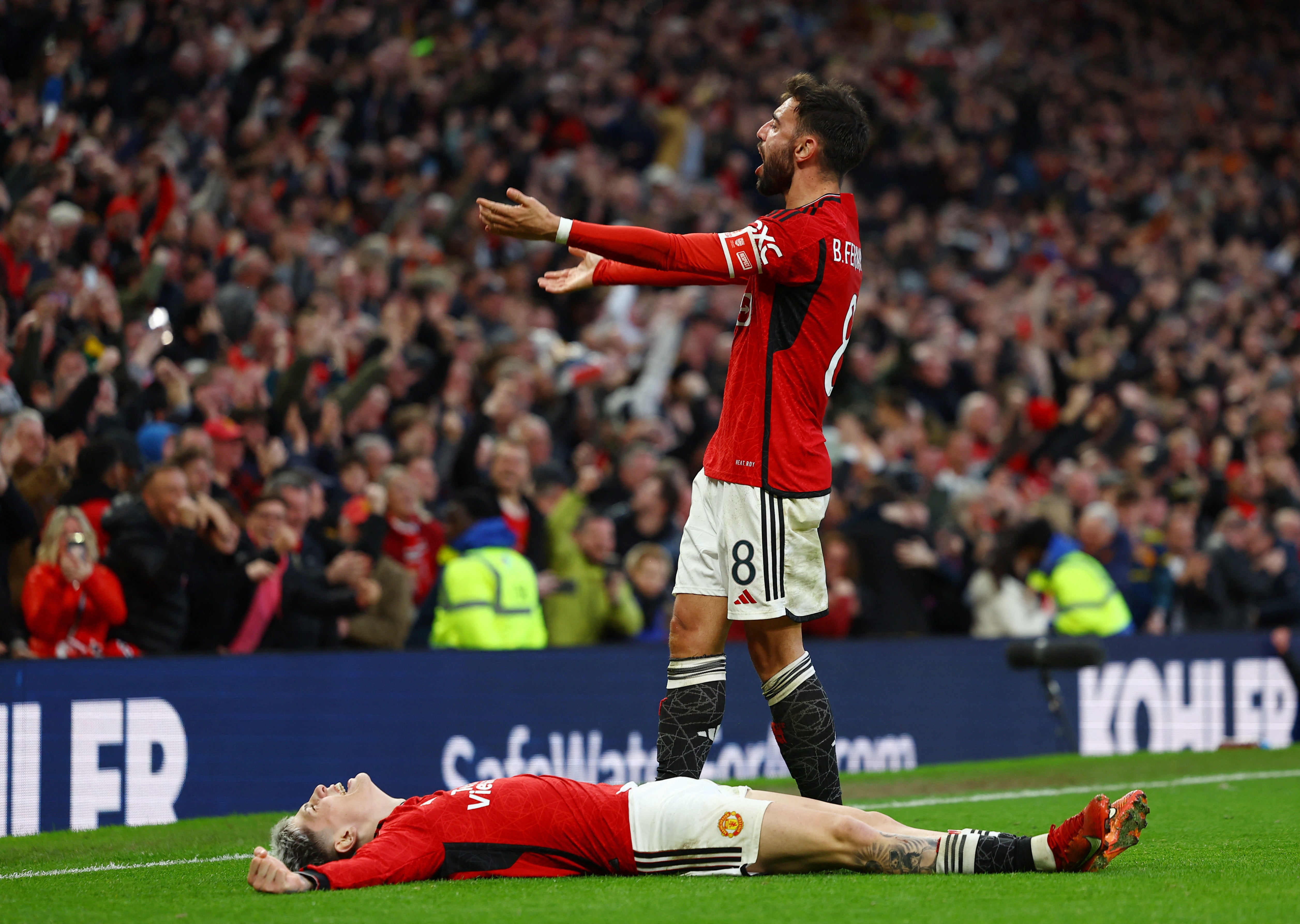 Bruno Fernandes and Alejandro Garnacho celebrate United’s late win