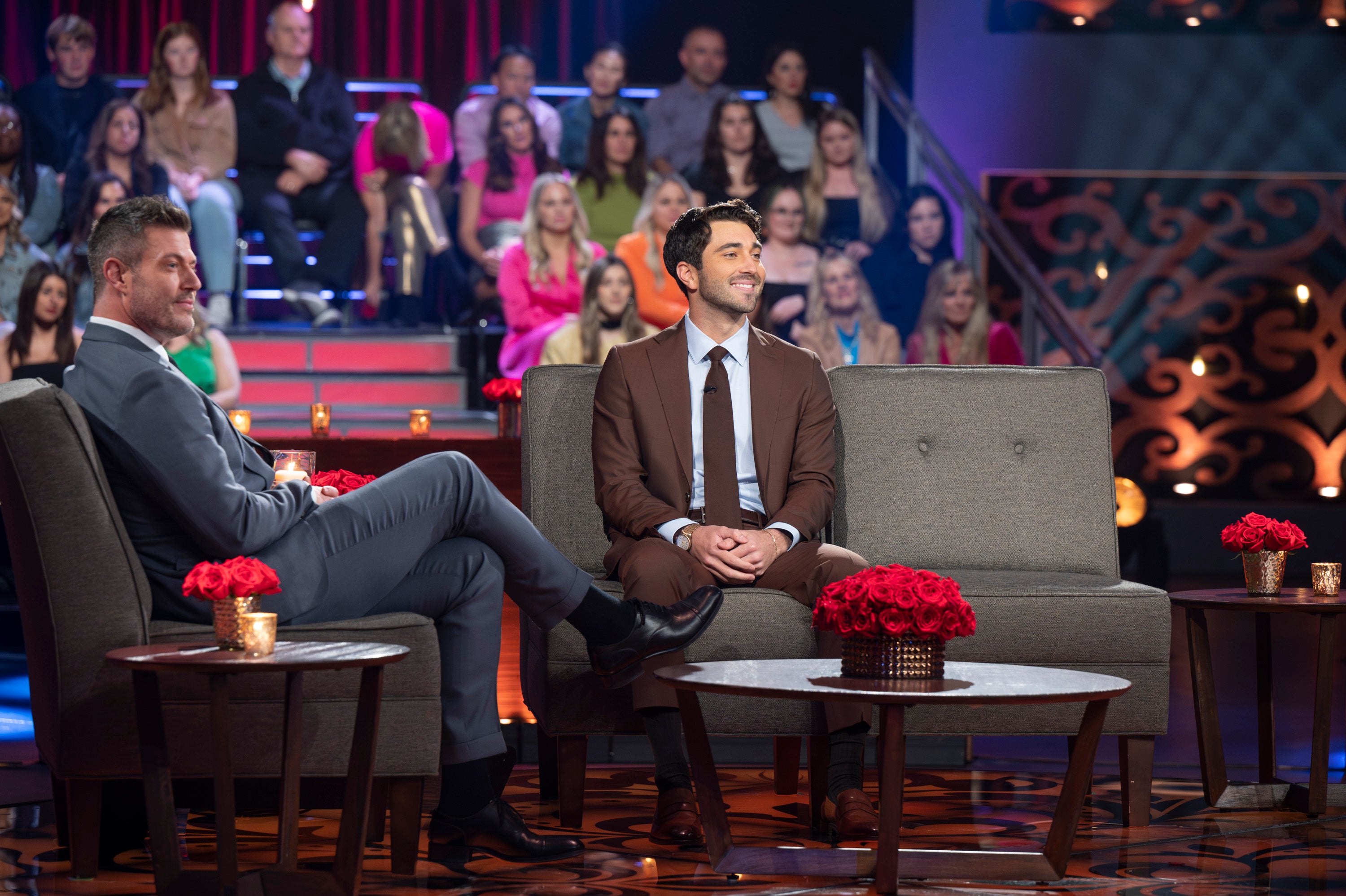 (L-R) ‘The Bachelor’ host Jesse Palmer and Joey Graziadei in ‘The Women Tell All’ episode