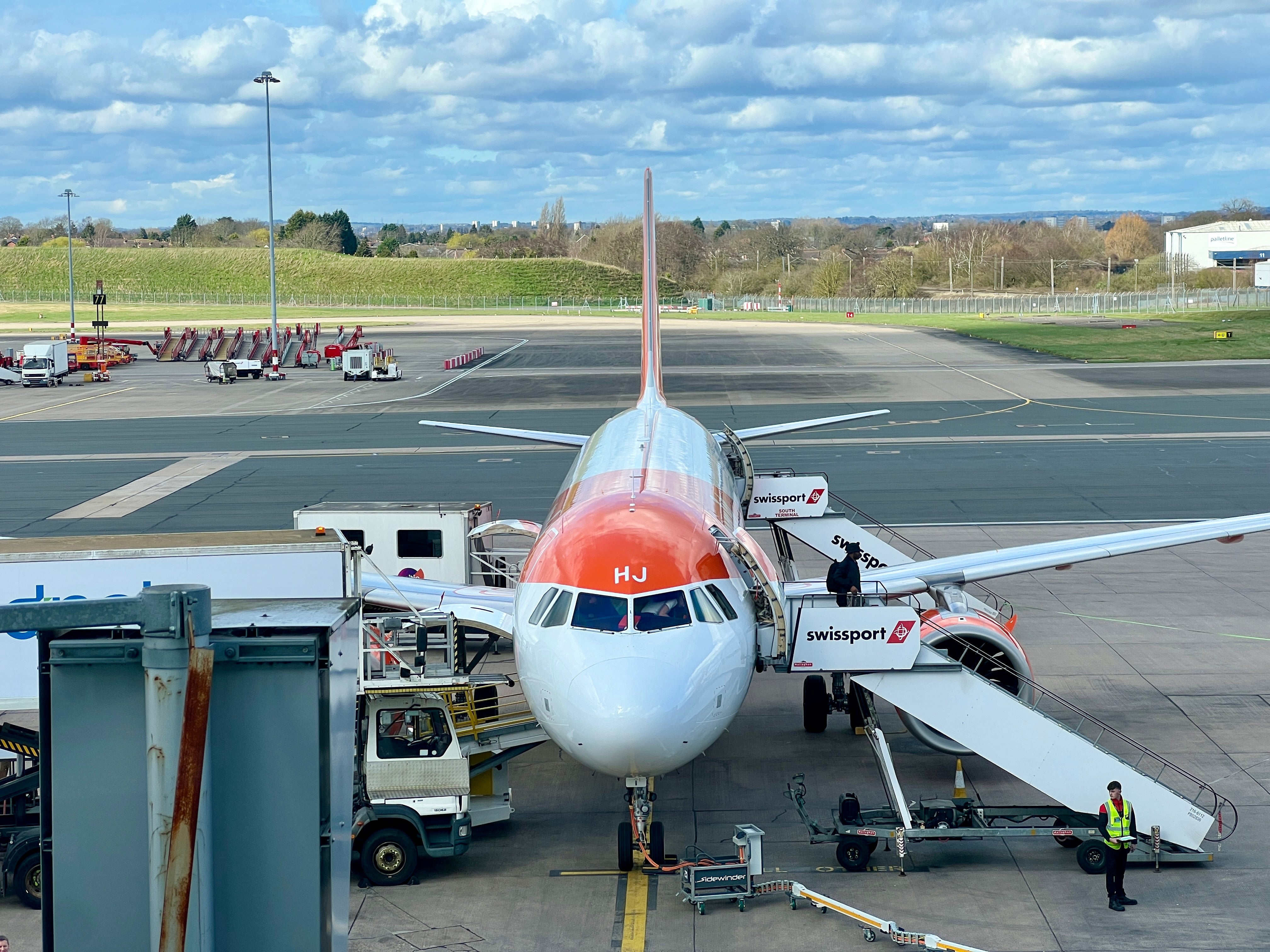 Just arrived: an easyJet Airbus A320 at Birmingham airport