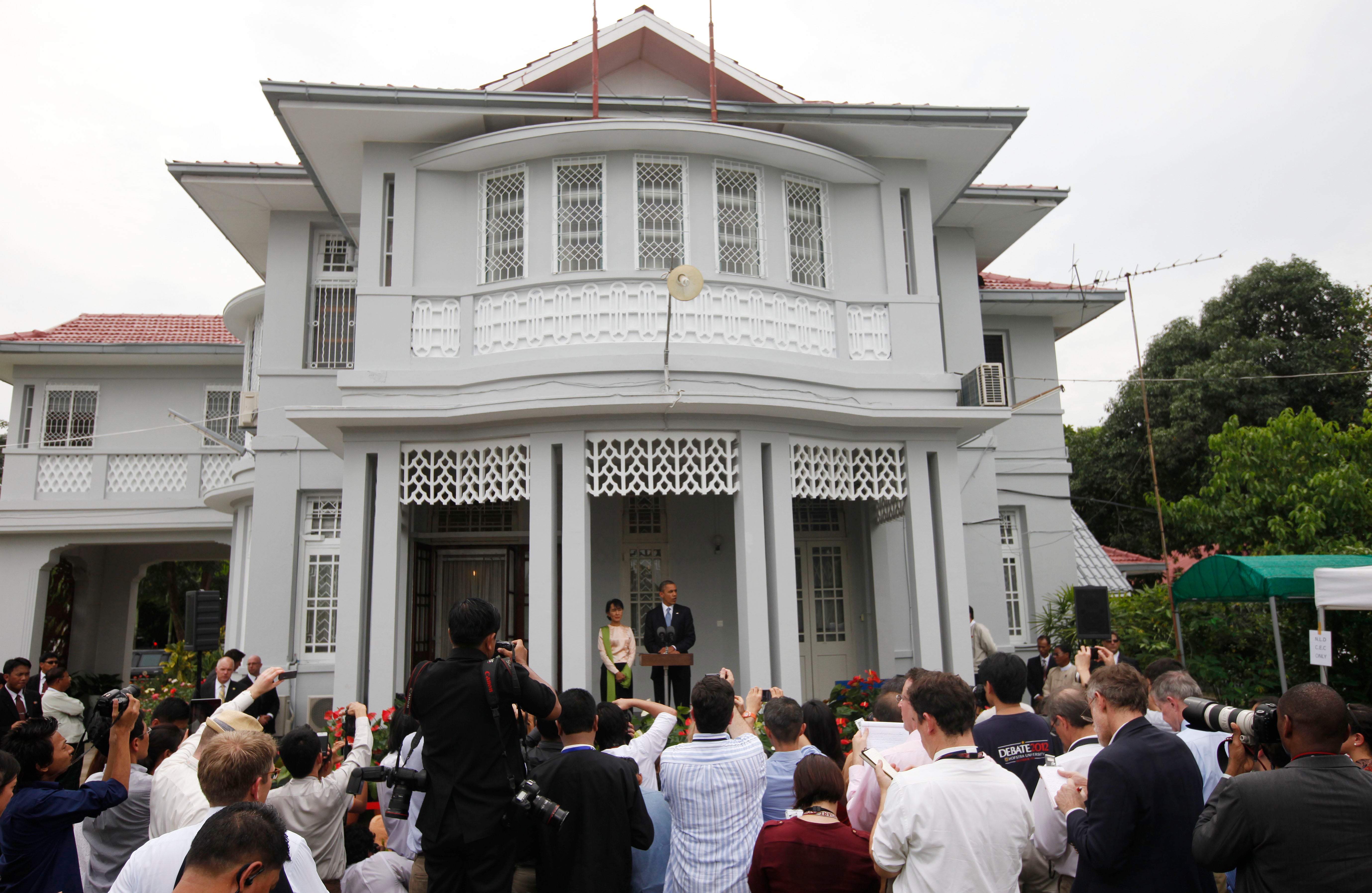 Aung San Suu Kyi and Barack Obama address members of the media at Suu Kyi's residence in Yangon, Myanmar, on 19 November 2012