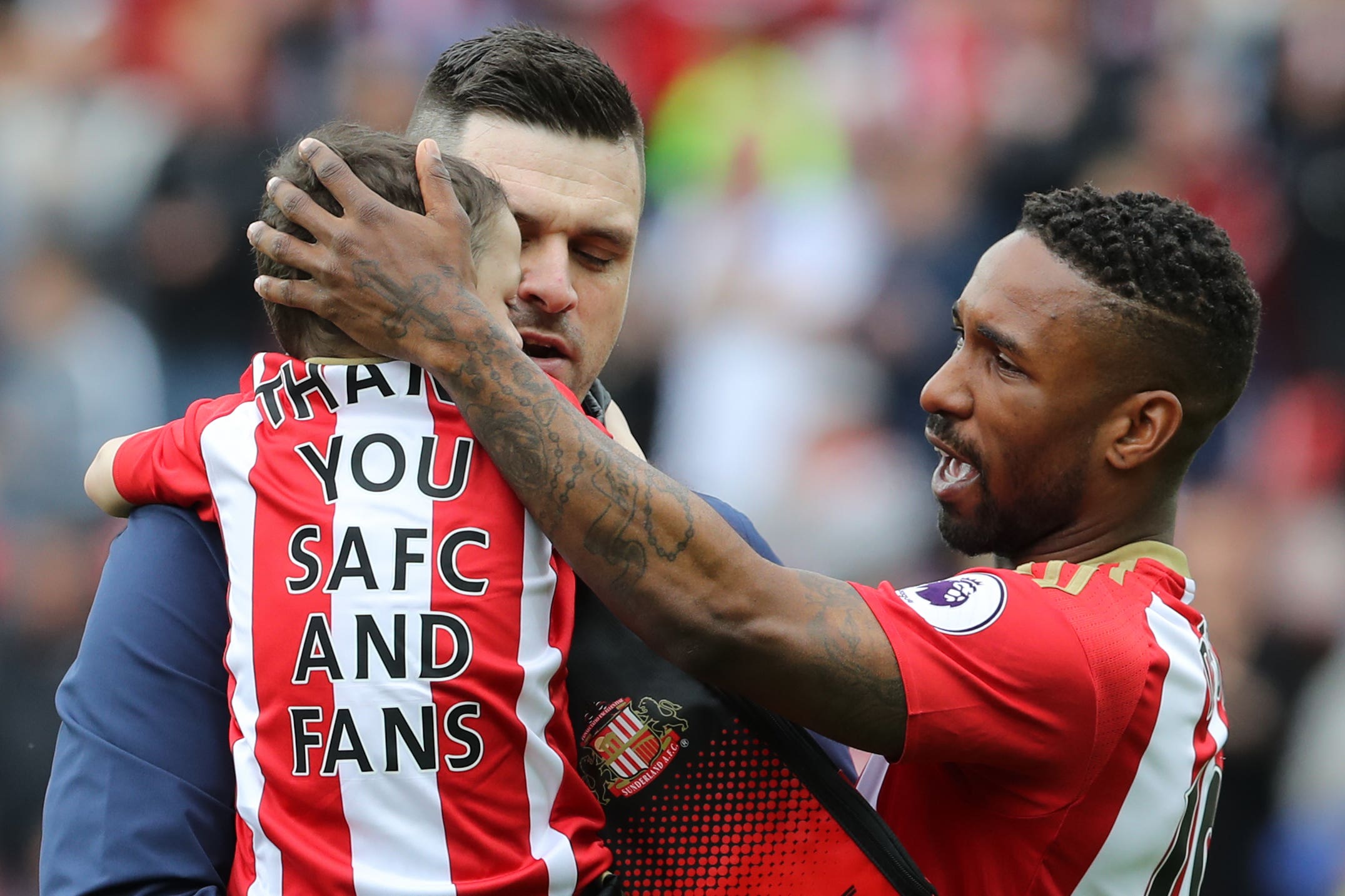 Mascot Bradley Lowery with his father Carl Lowery and his hero Jermain Defoe (Owen Humphreys/PA)