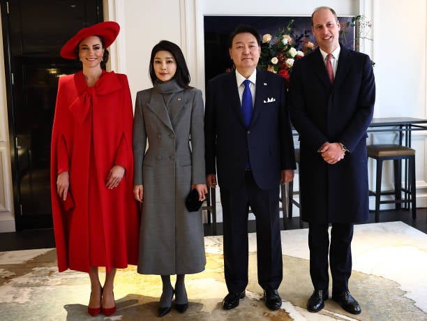 Prince William, Prince of Wales (R) and Catherine, Princess of Wales (L) pose for a photograph with South Korea’s President Yoon Suk Yeol (2R) and his wife Kim Keon Hee at a hotel in central London on the first day of the state visit of President of the Republic of Korea on November 21, 2023 in London