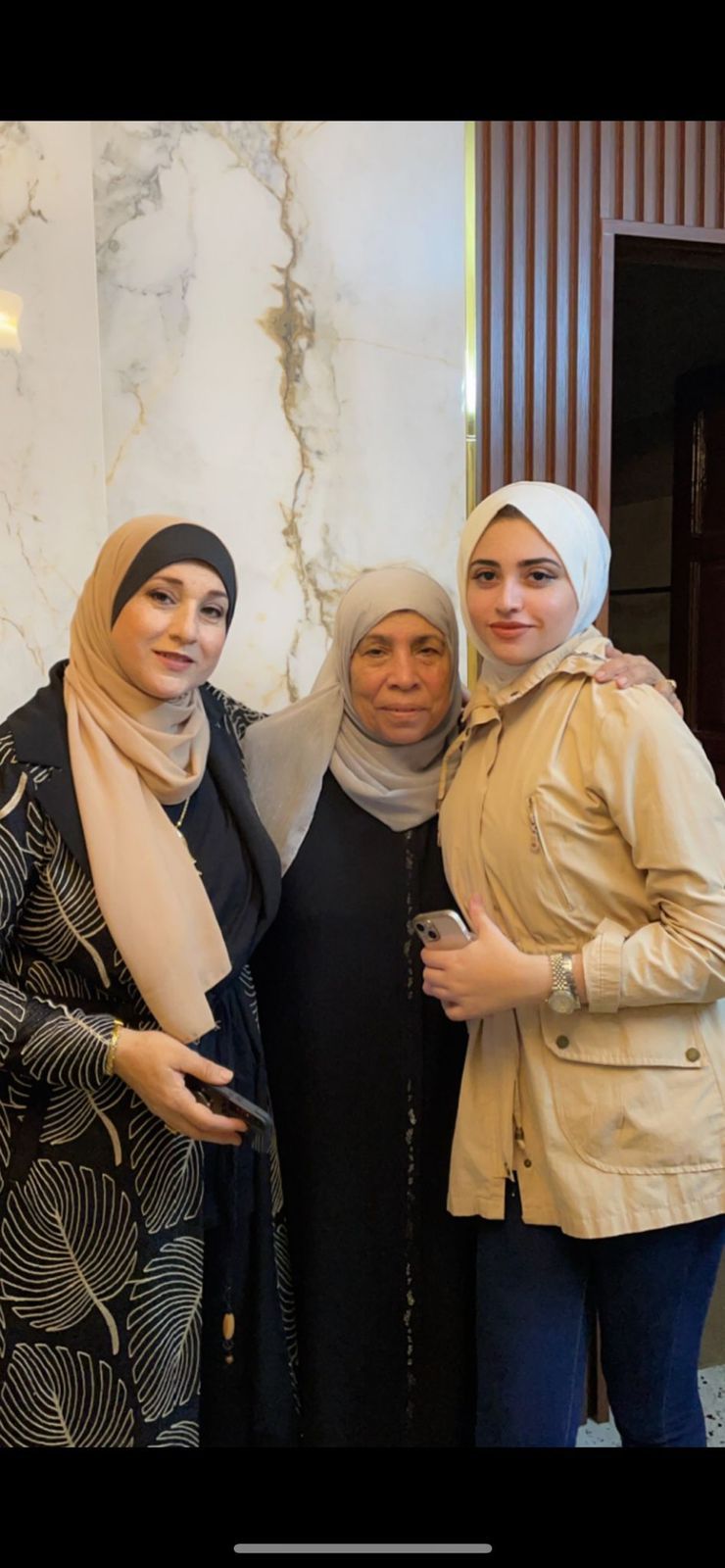 Lna with her mother and aunt