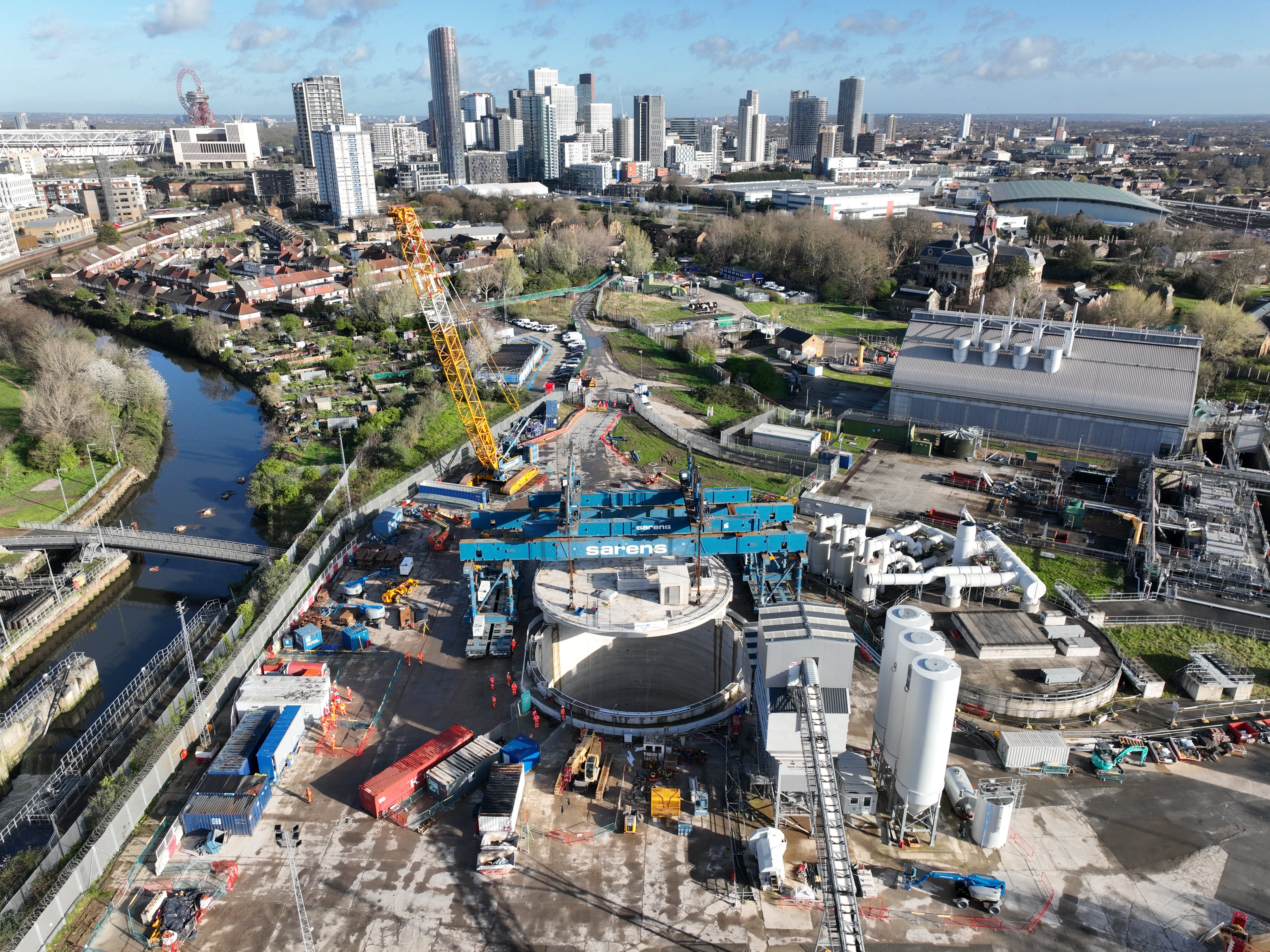 Using a purpose-built gantry crane the giant 24m wide circular concrete lid was lifted into place over the course of around 5 hours on Wednesday morning