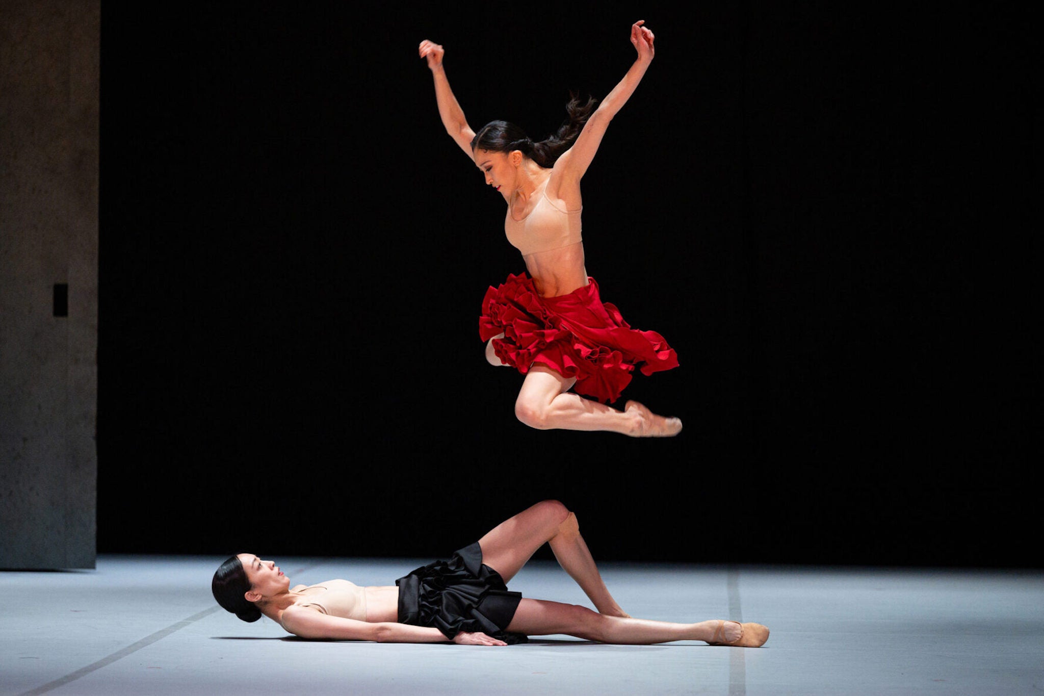 Minju Kang as Carmen and Sangeun Lee as Manuela in Johan Inger’s ‘Carmen’